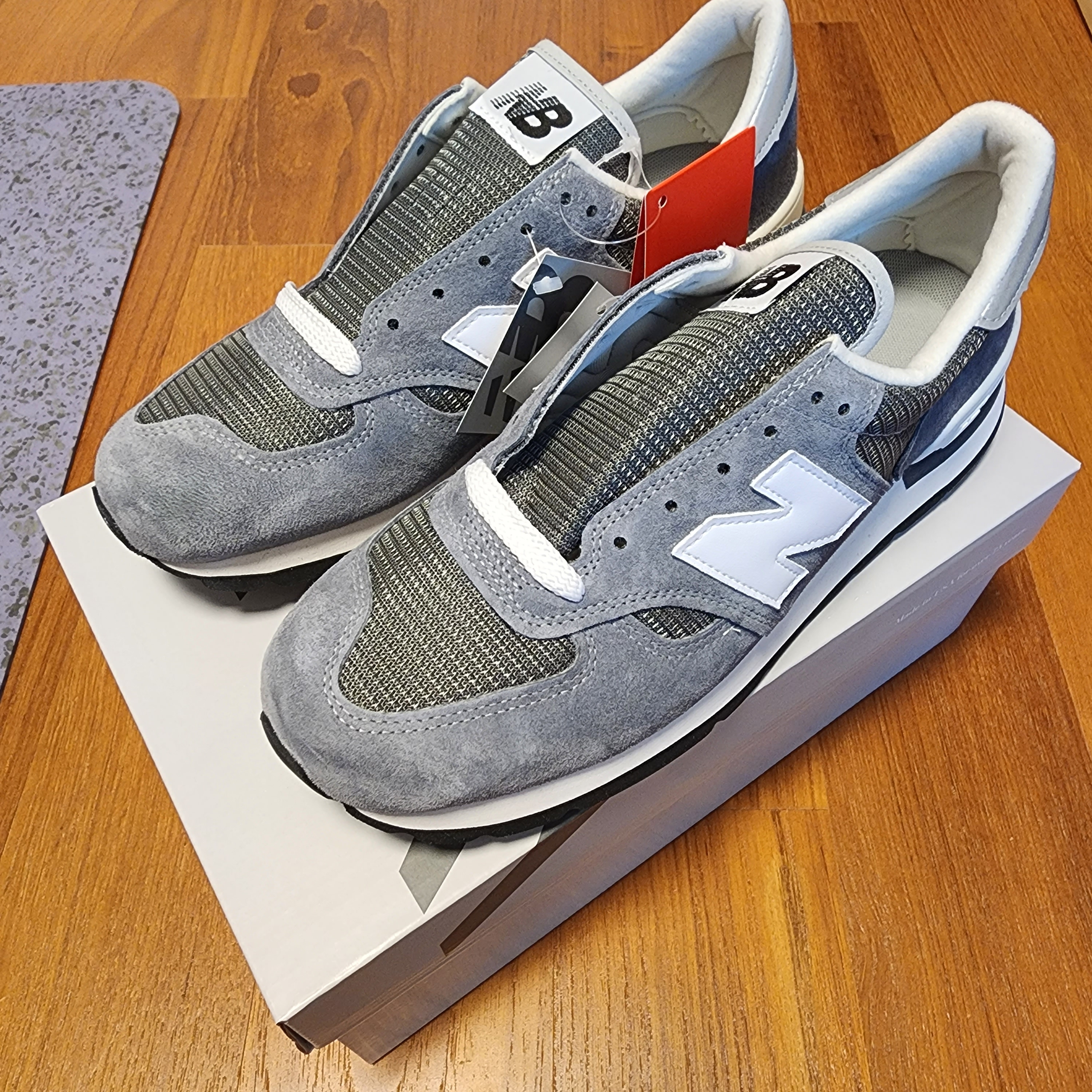 New Balance 990v1 Made in USA Grey White 착용 스타일 - 3