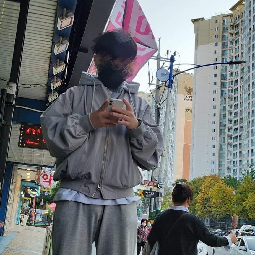 Apple AirPods Max Lightning Silver (Korean Ver.), Jordan 1 x Travis Scott Retro High OG SP Mocha 착용 스타일 - 2