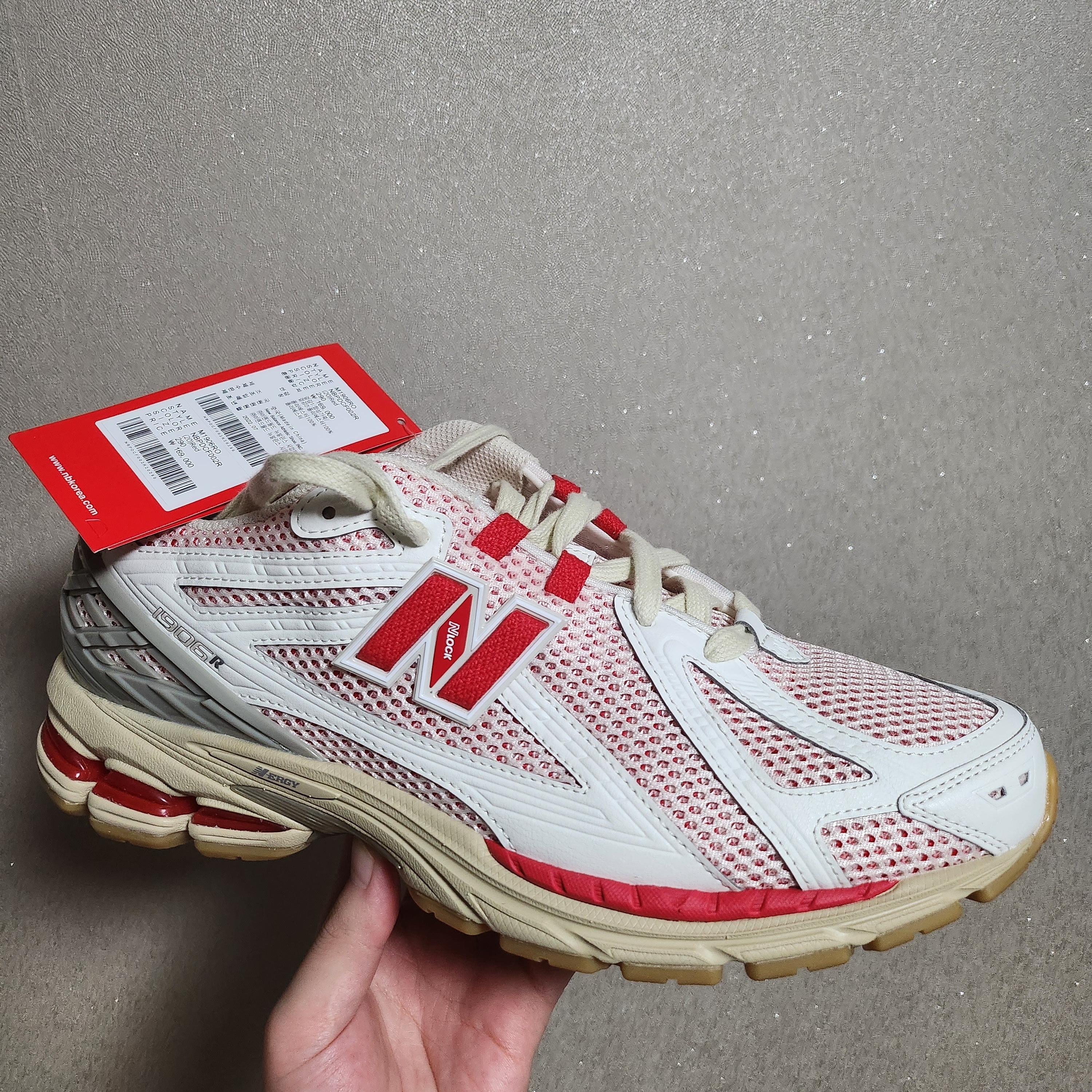New Balance 1906R White Red 착용 스타일 - 1