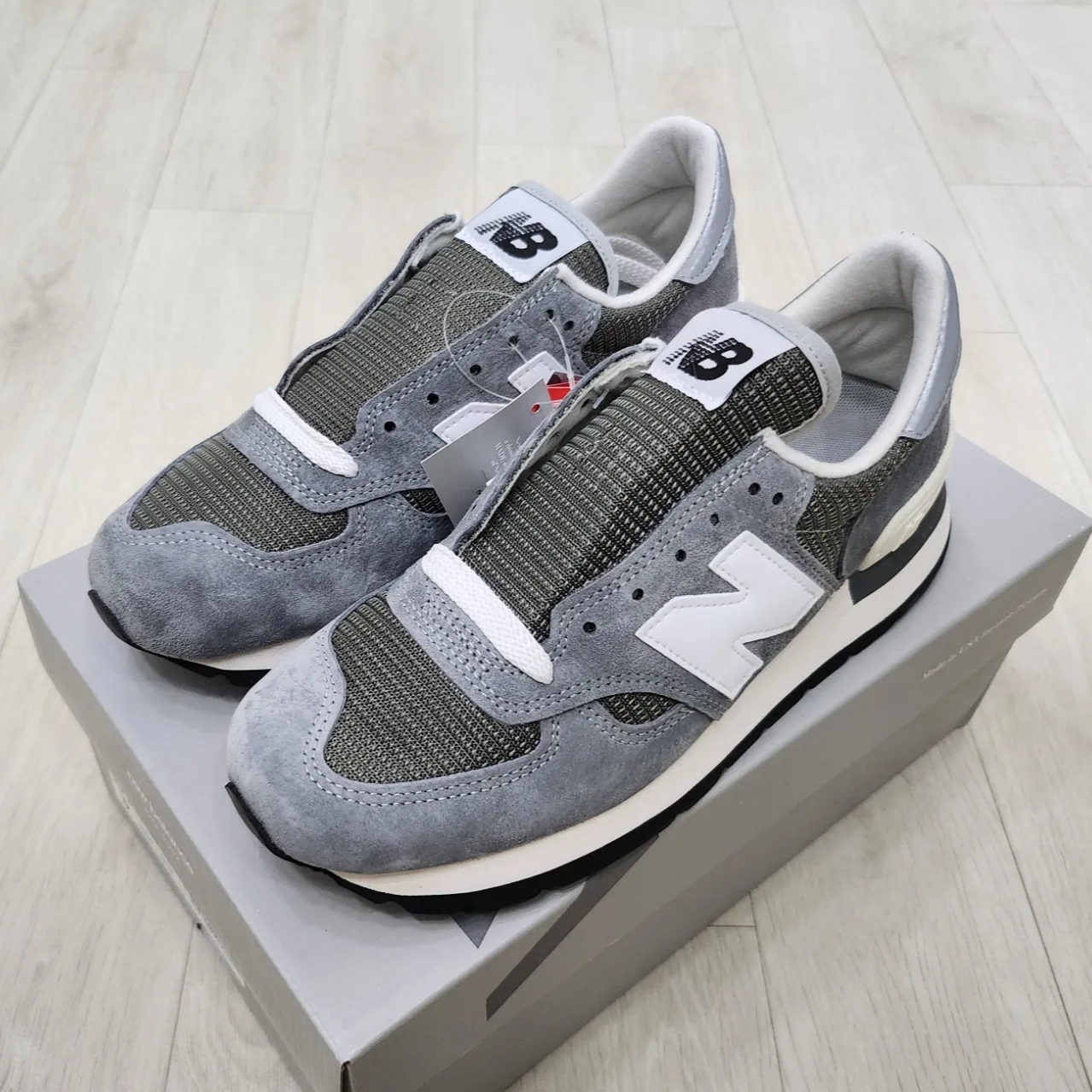 New Balance 990v1 Made in USA Grey White 착용 스타일 - 2