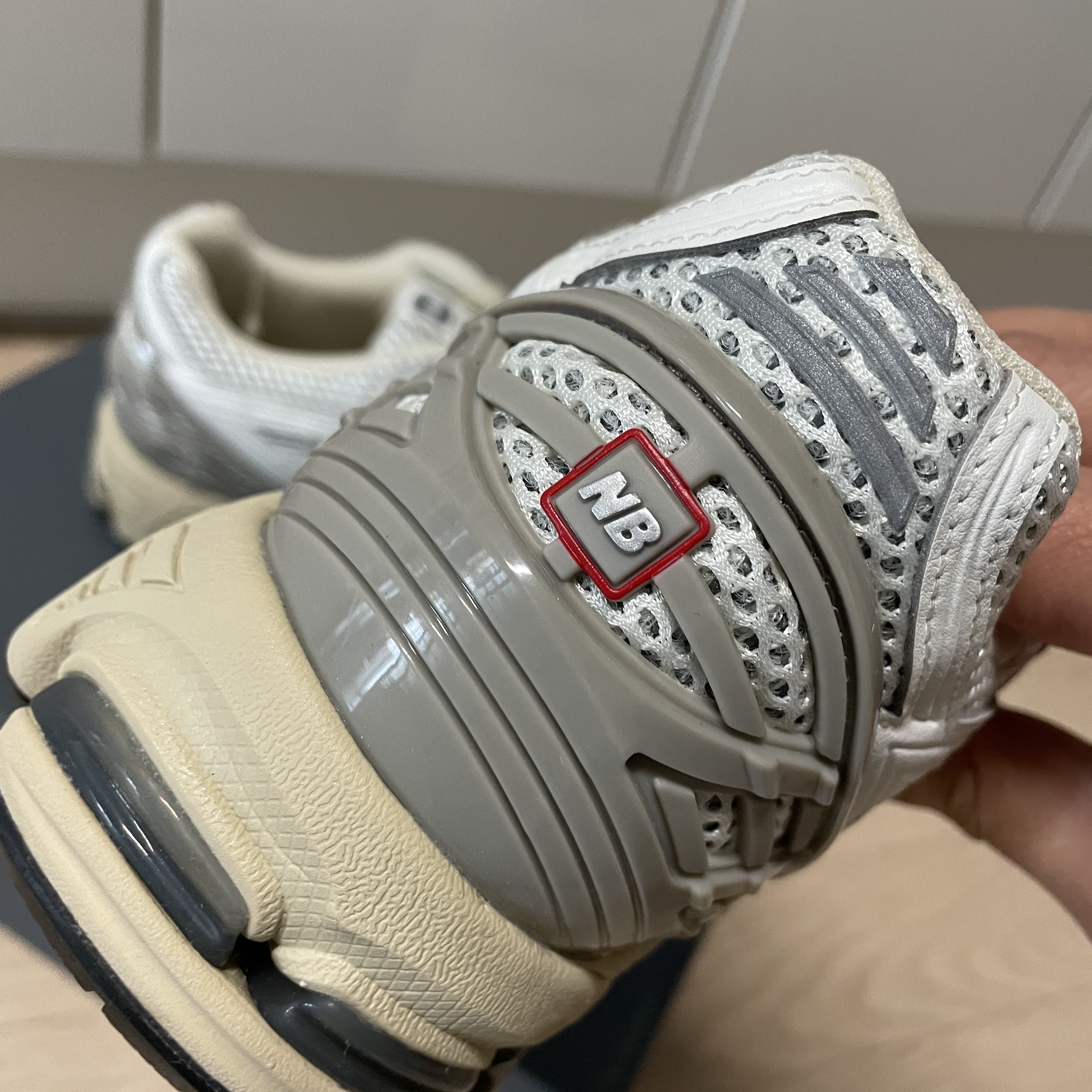 New Balance 1906R White Gray 착용 스타일 - 3