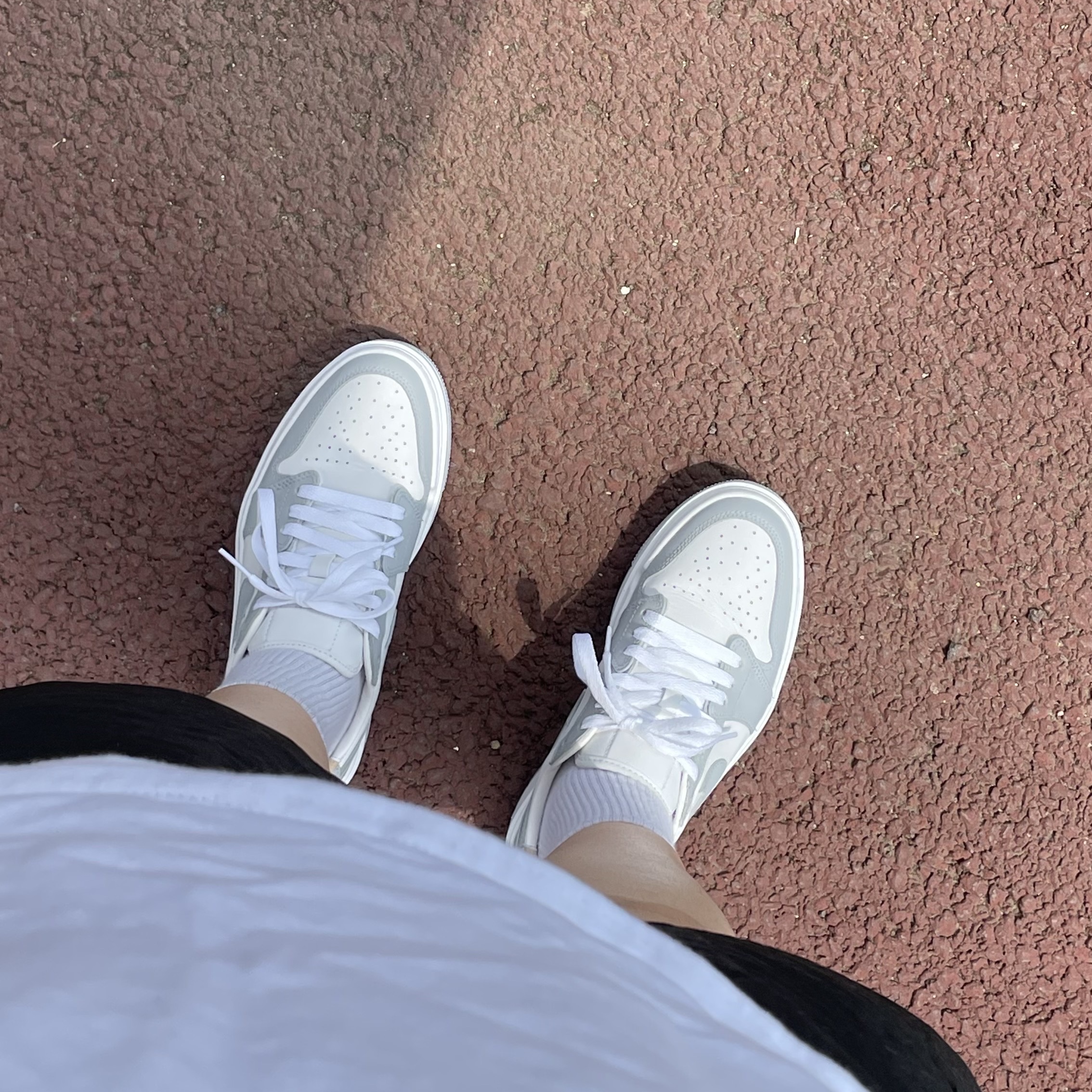 (W) Jordan 1 Elevate Low White and Wolf Grey 착용 스타일 - 2
