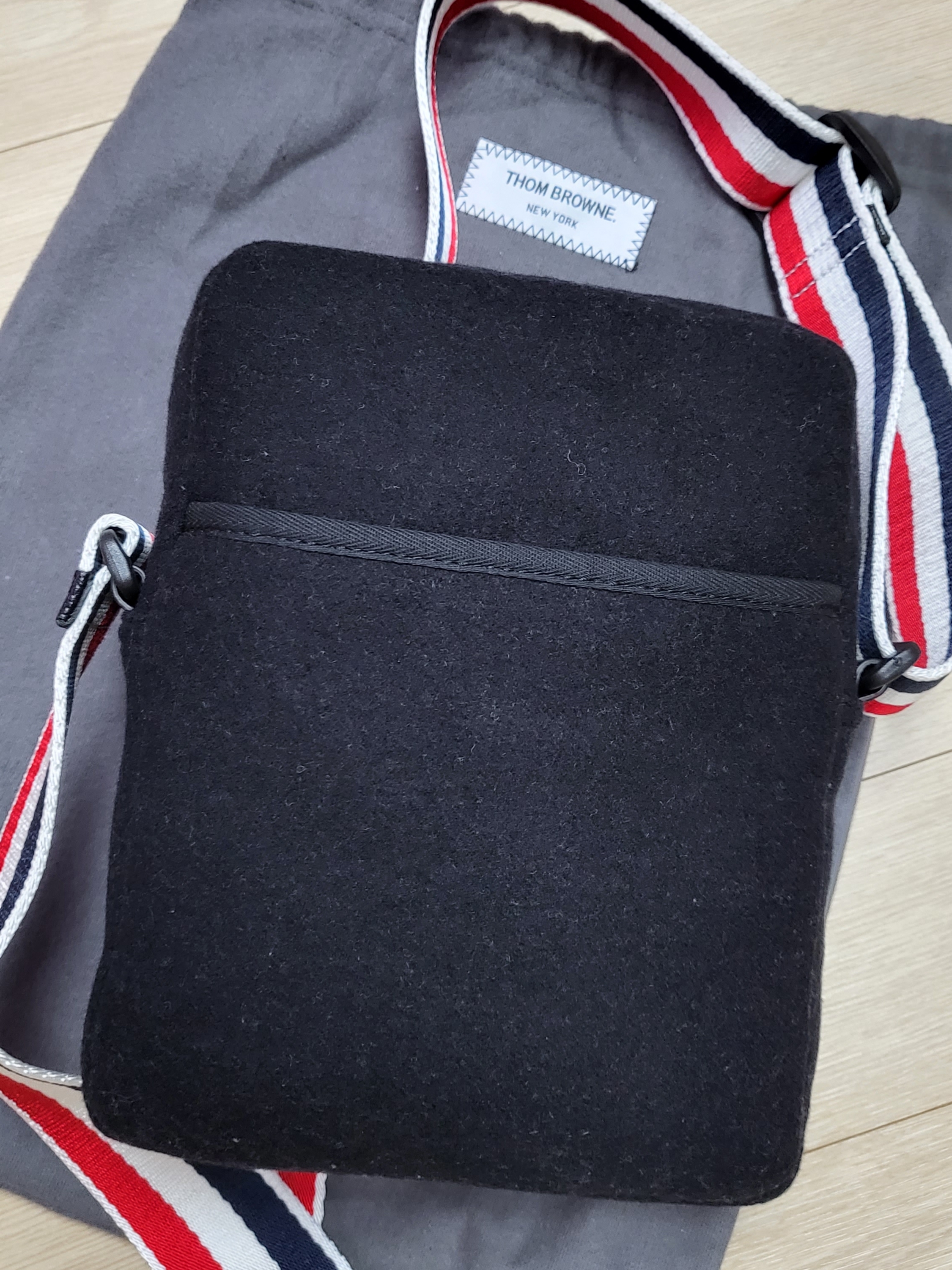 Thom Browne RWB Strap & 4-Bar Wool Camera Bag Medium Grey, Thom Browne Double Face Melton 4-Bar Stripe Strap Camera Bag Black 착용 스타일 - 4