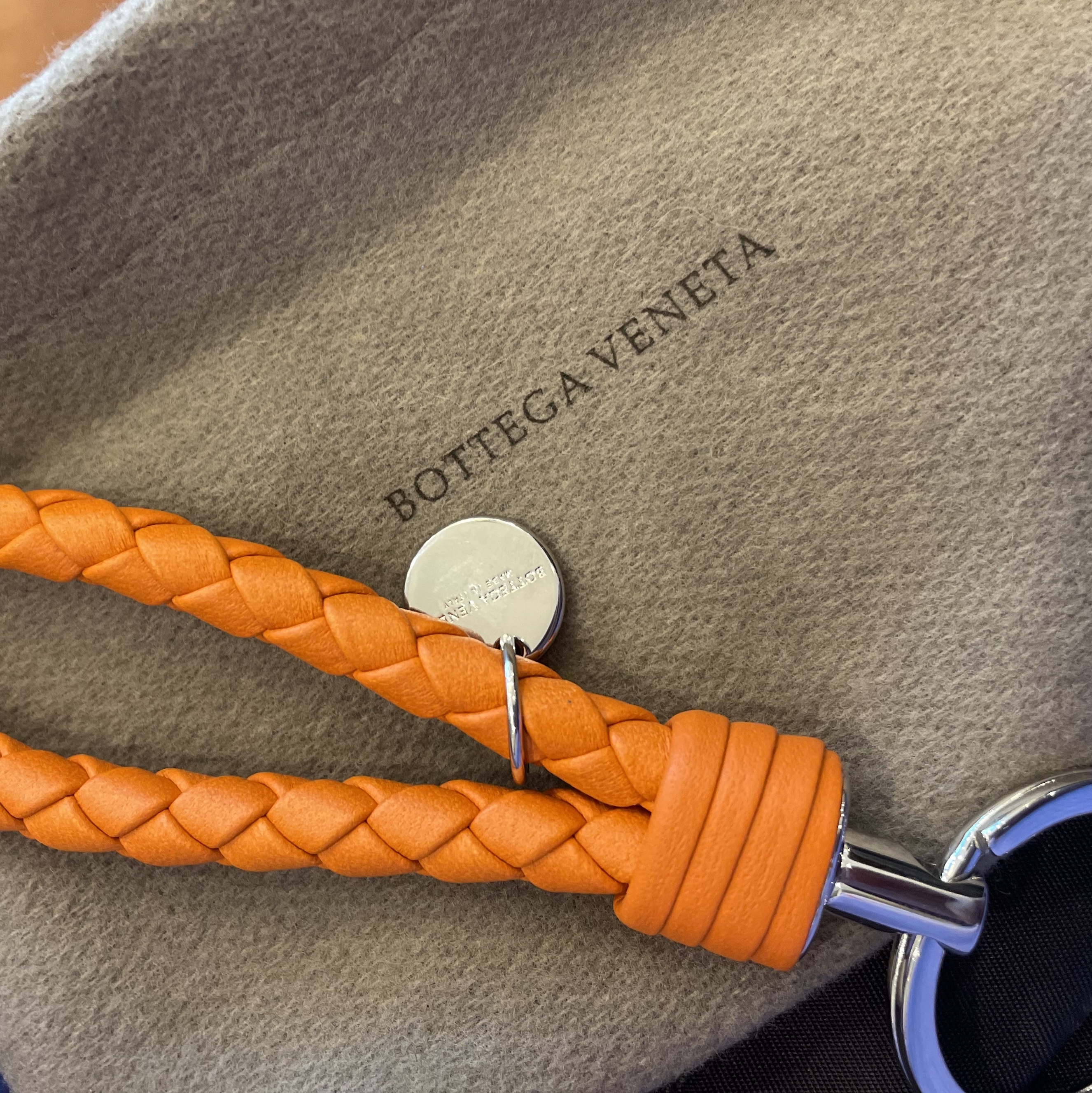 Bottega Veneta Logo Tag Keyring Orange 착용 스타일