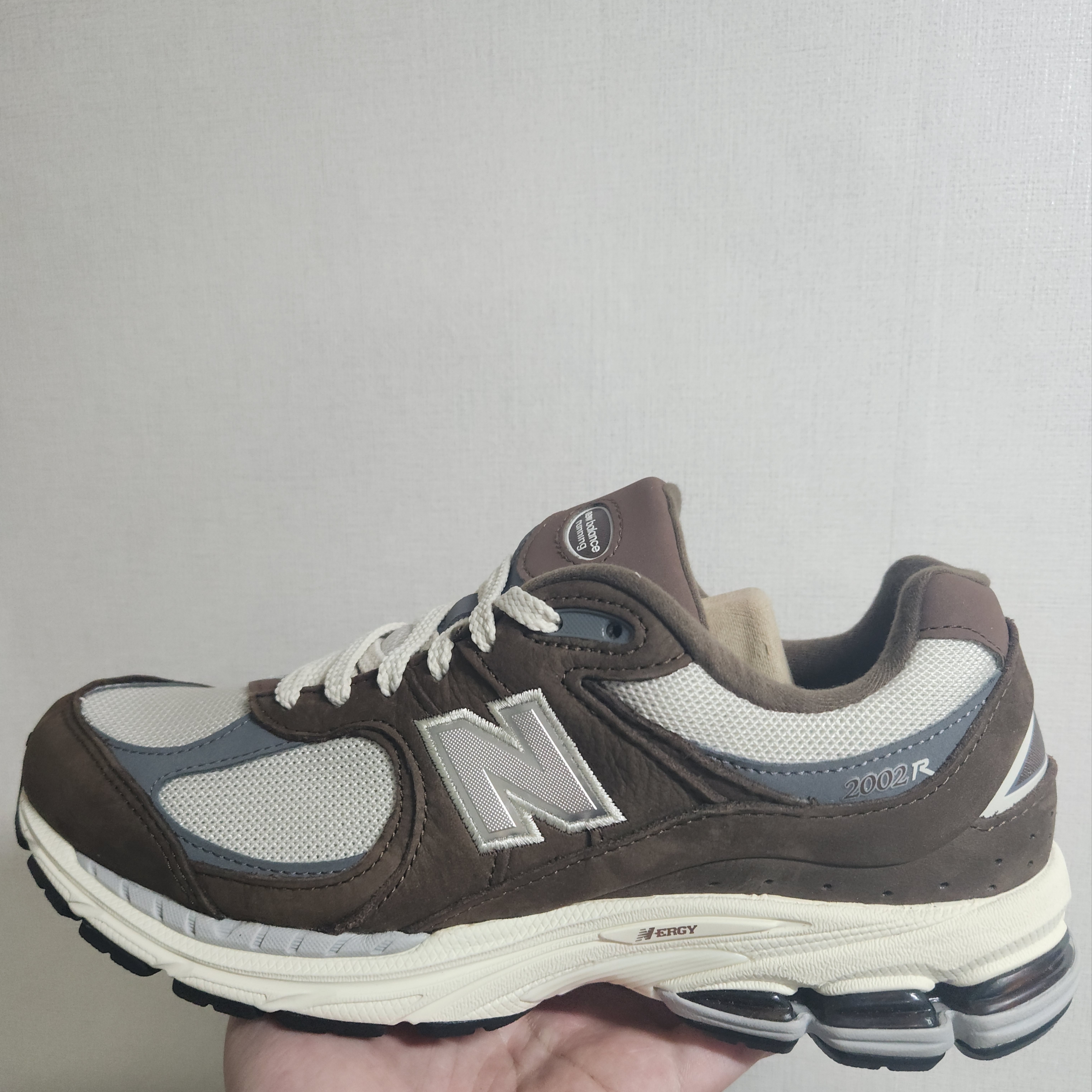 New Balance 2002R Special Vintage Khaki, New Balance 2002R Brown Cream 착용 스타일 - 3