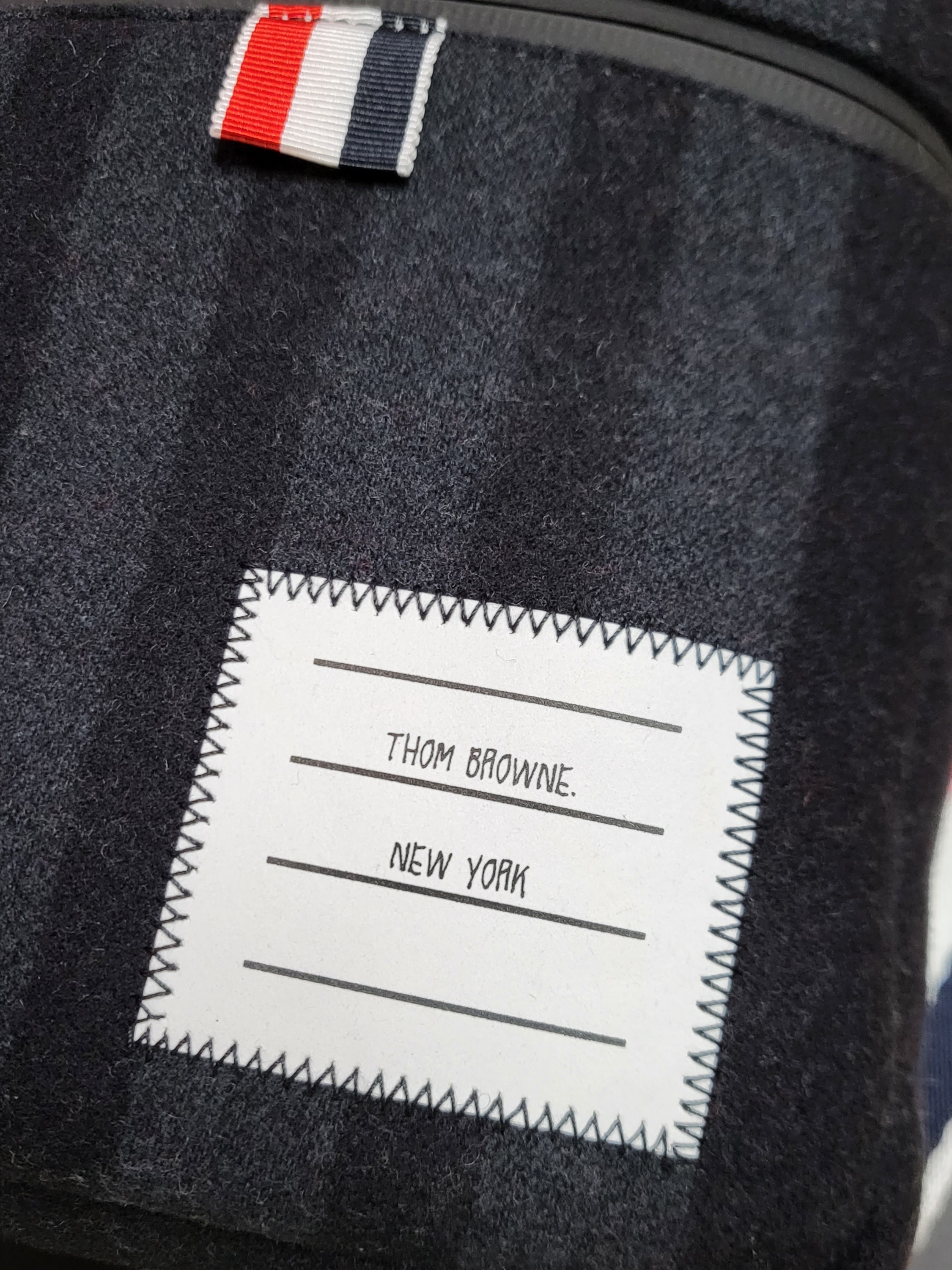 Thom Browne RWB Strap & 4-Bar Wool Camera Bag Medium Grey, Thom Browne Double Face Melton 4-Bar Stripe Strap Camera Bag Black 착용 스타일 - 2