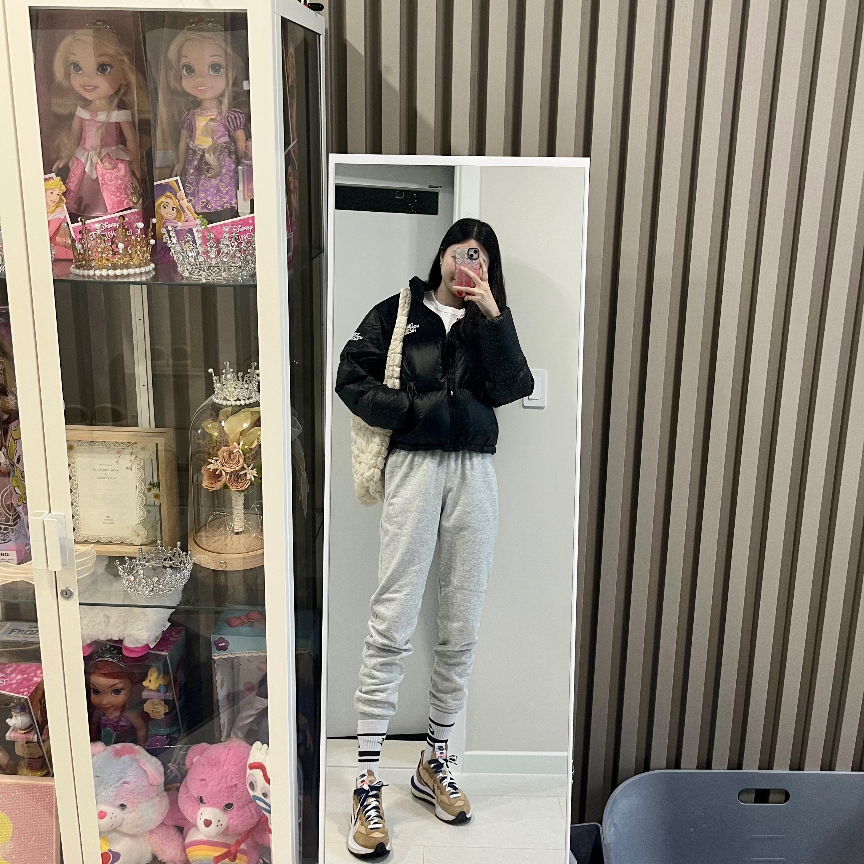 (W) The North Face White Label Novelty Nuptse Down Jacket Black, COS Quilted Oversized Shoulder Bag Off White Light Beige 착용 스타일