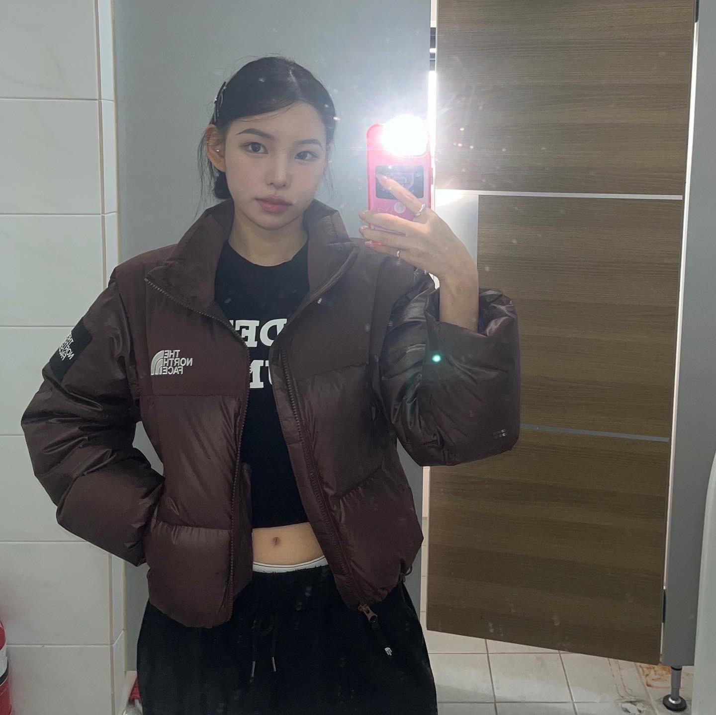 (W) The North Face White Label Novelty Nuptse Down Jacket Cocoa Brown 착용 스타일 - 2