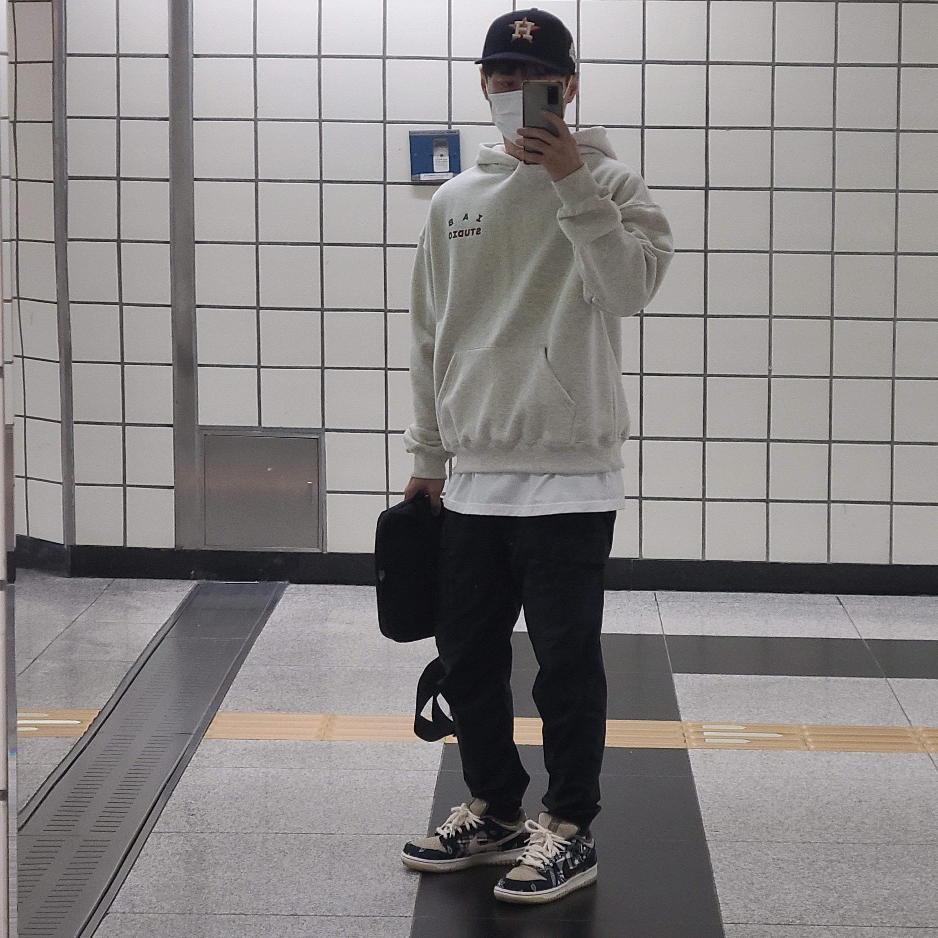 IAB Studio Hoodie Oatmeal Burgundy 착용 스타일