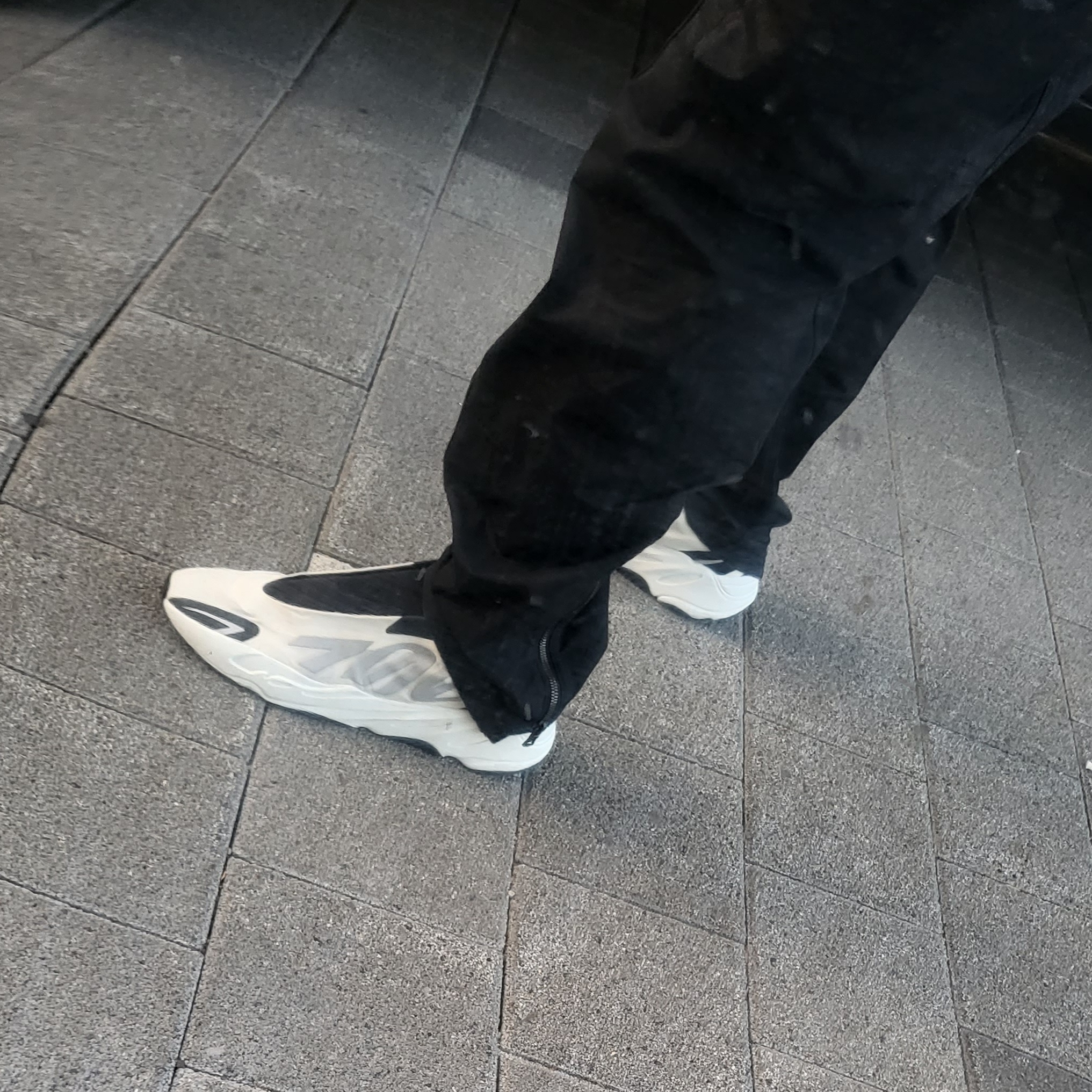 Adidas Yeezy Boost 700 MNVN Analog 착용 스타일 - 2