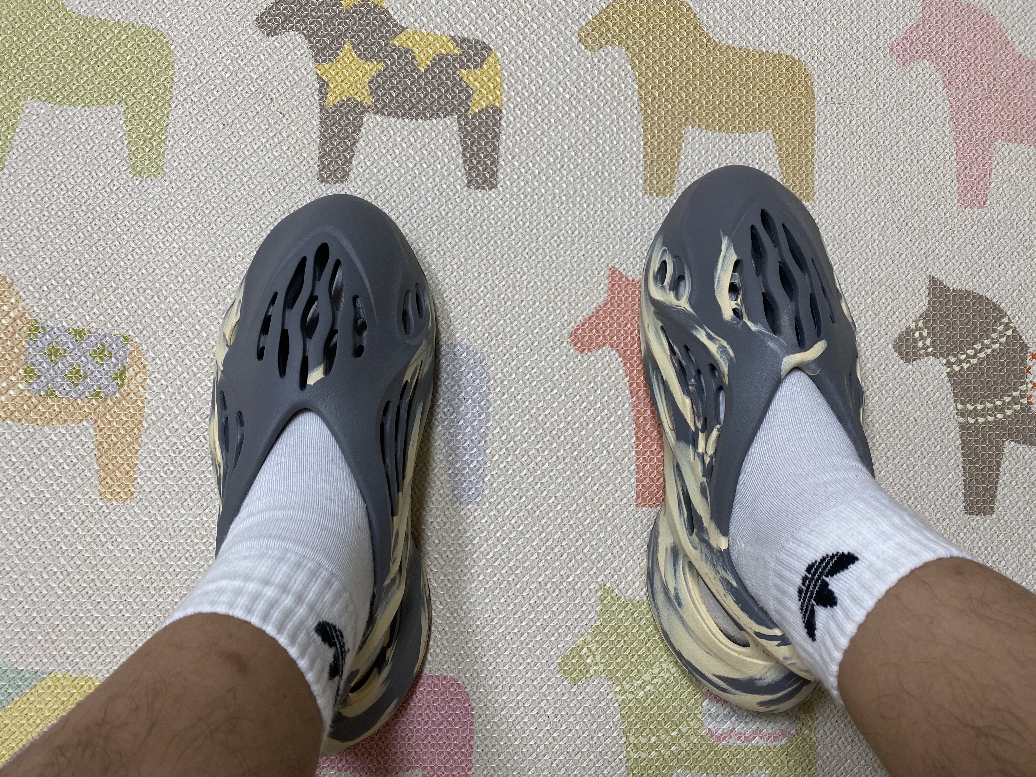 Adidas Yeezy Foam RNNR MXT Moon Gray 착용 스타일