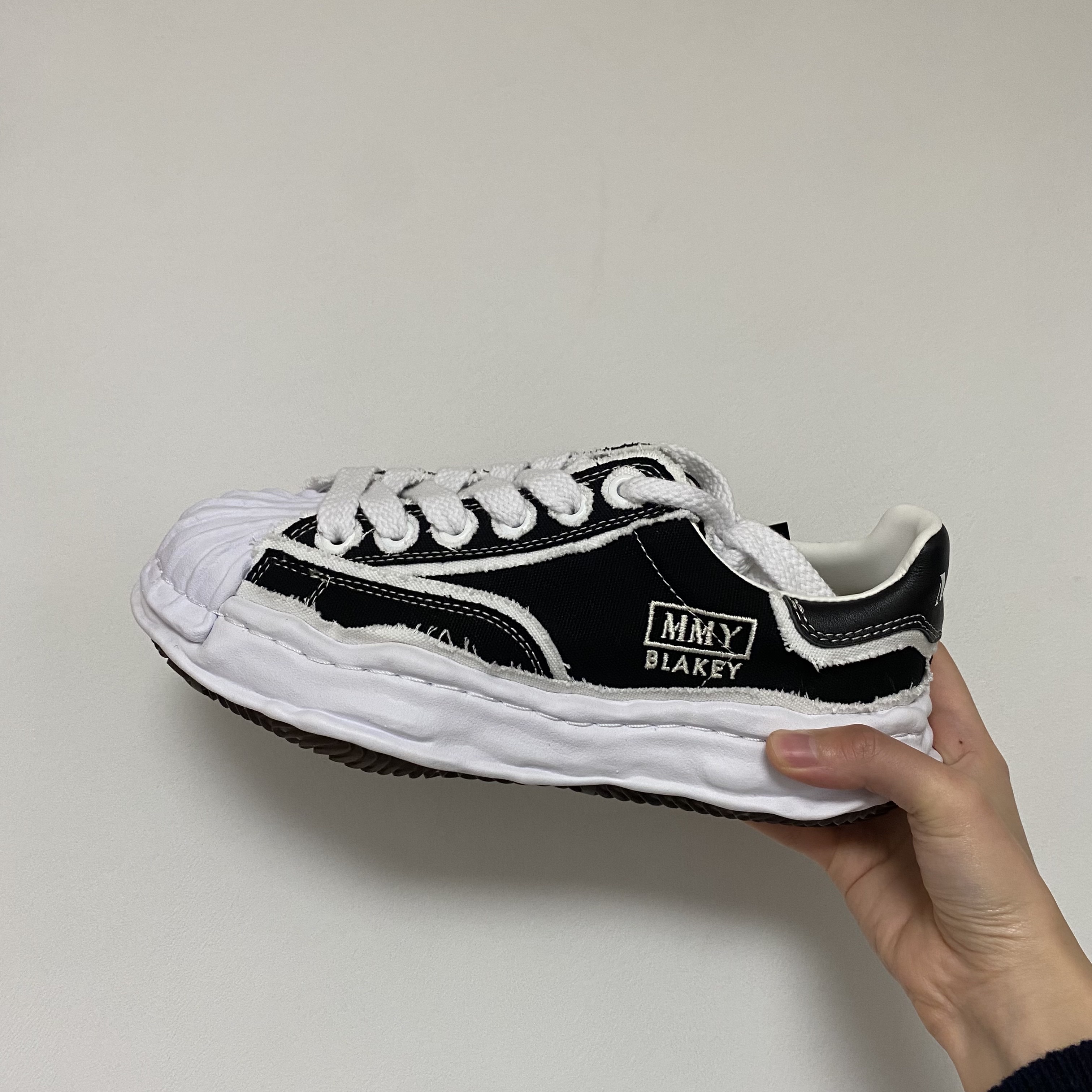 Maison Mihara Yasuhiro Blakey OG Sole OH Canvas Low-top Sneakers Black 착용 스타일 - 1