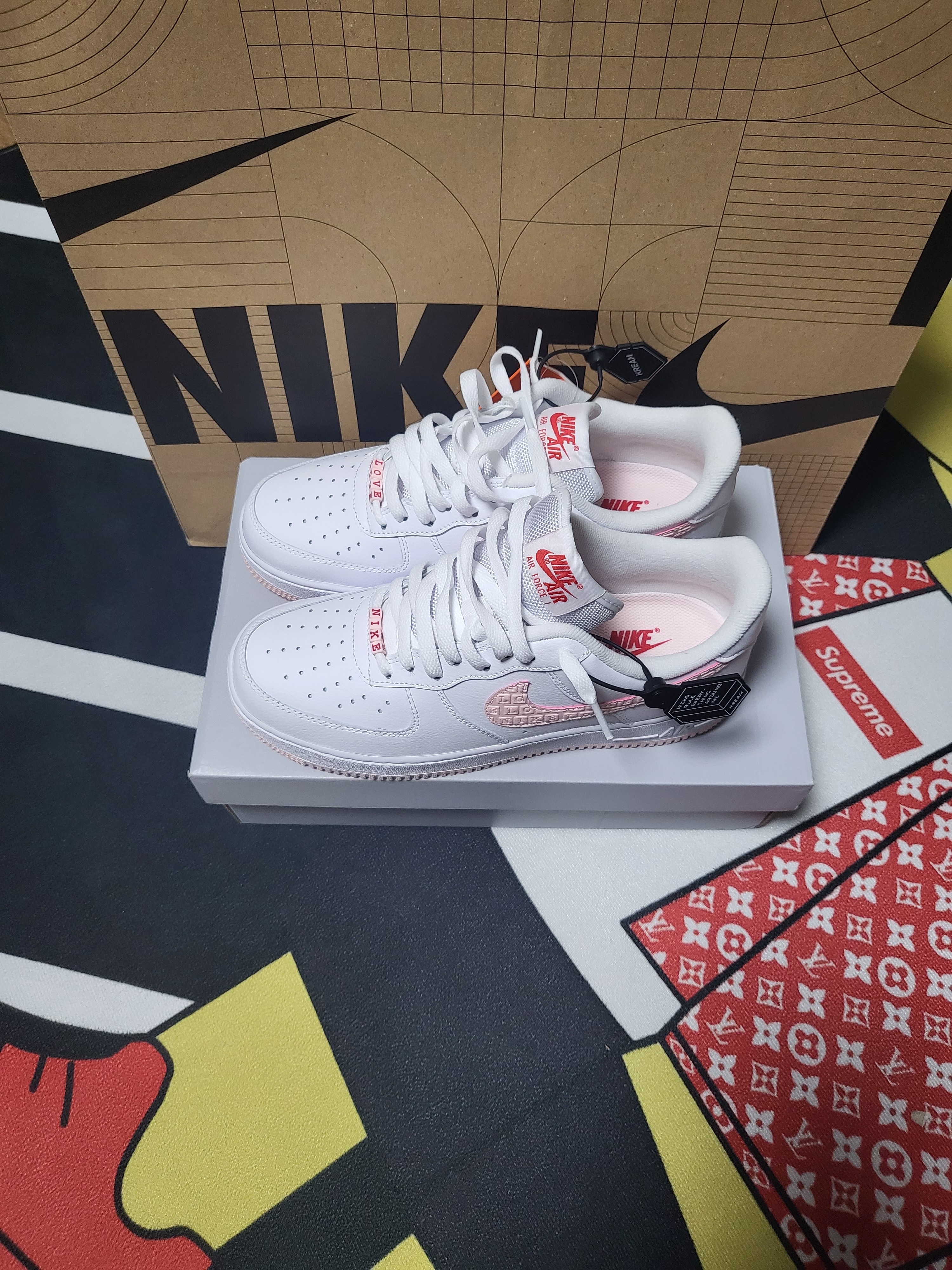 Nike Air Force 1 '07 Valentine's Day 2022 착용 스타일 - 3