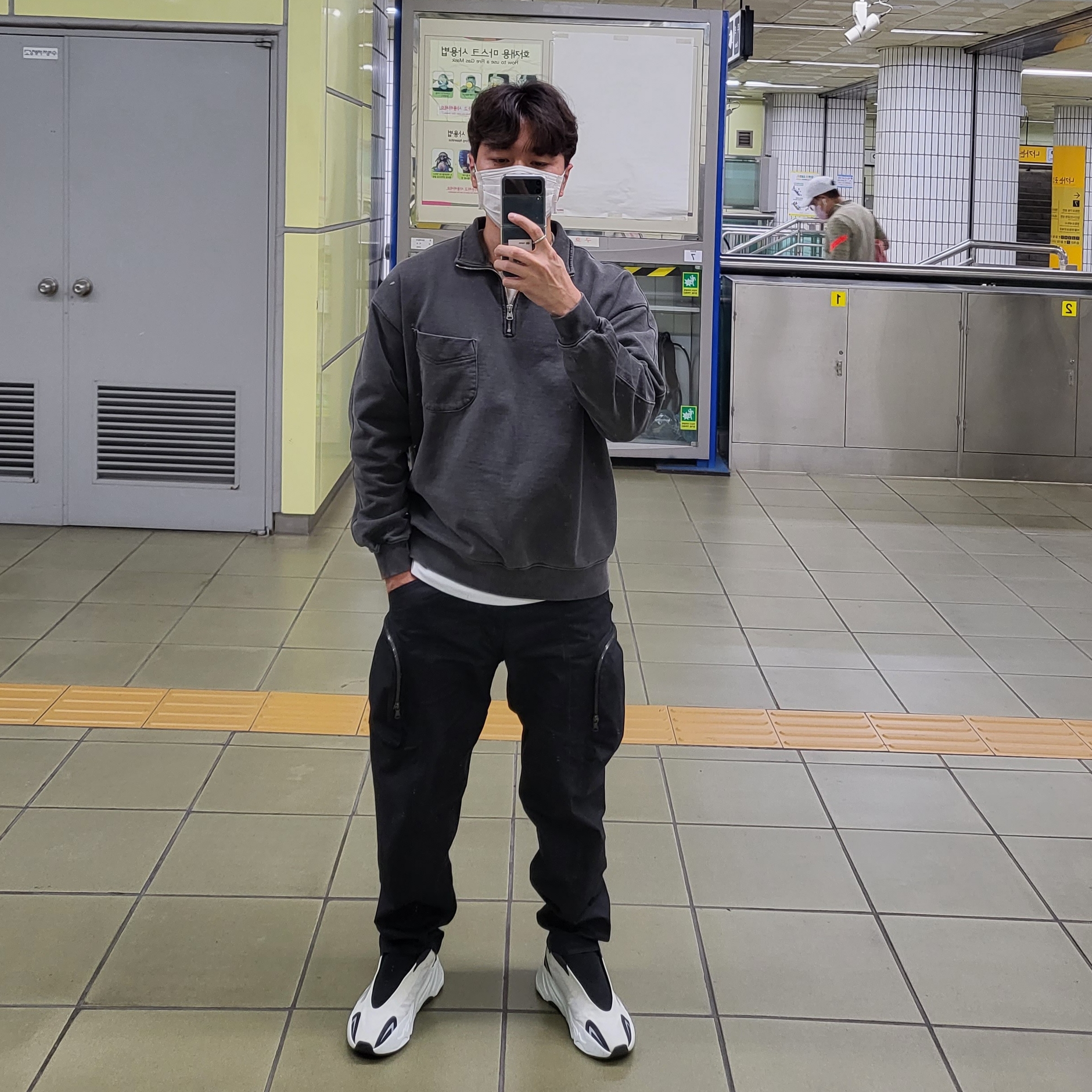 Adidas Yeezy Boost 700 MNVN Analog 착용 스타일 - 1
