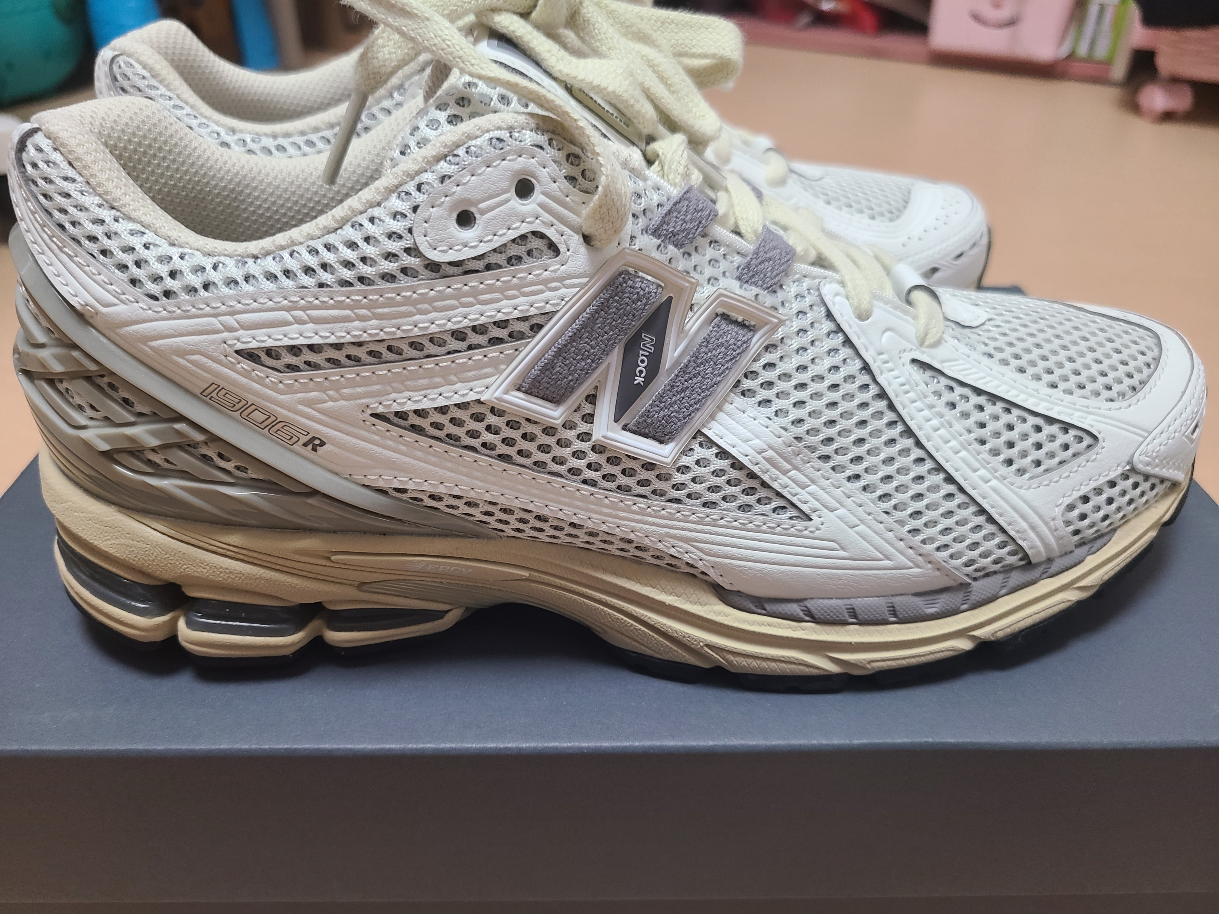 New Balance 1906R White Gray 착용 스타일 - 1