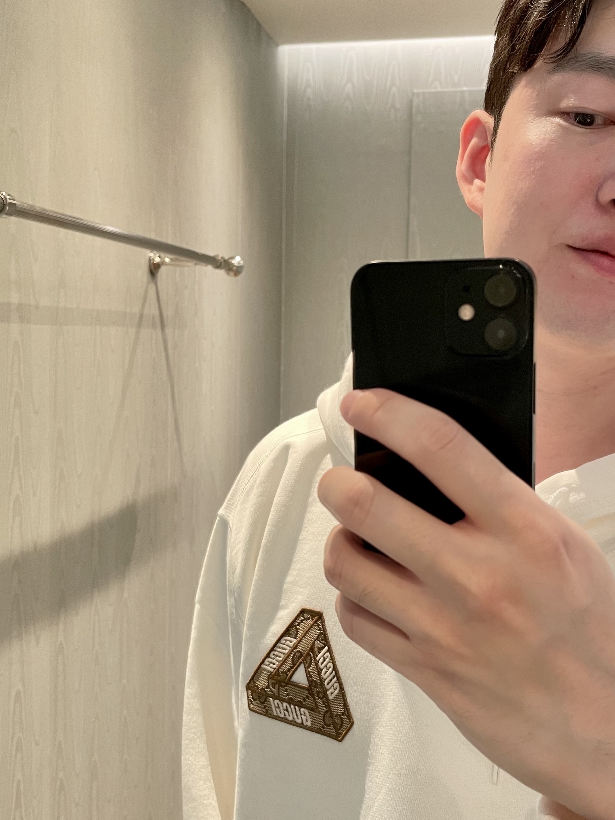 Palace x Gucci Hoodie with Tri-Ferg GG Patch Ivory - 22FW 착용 스타일 - 2