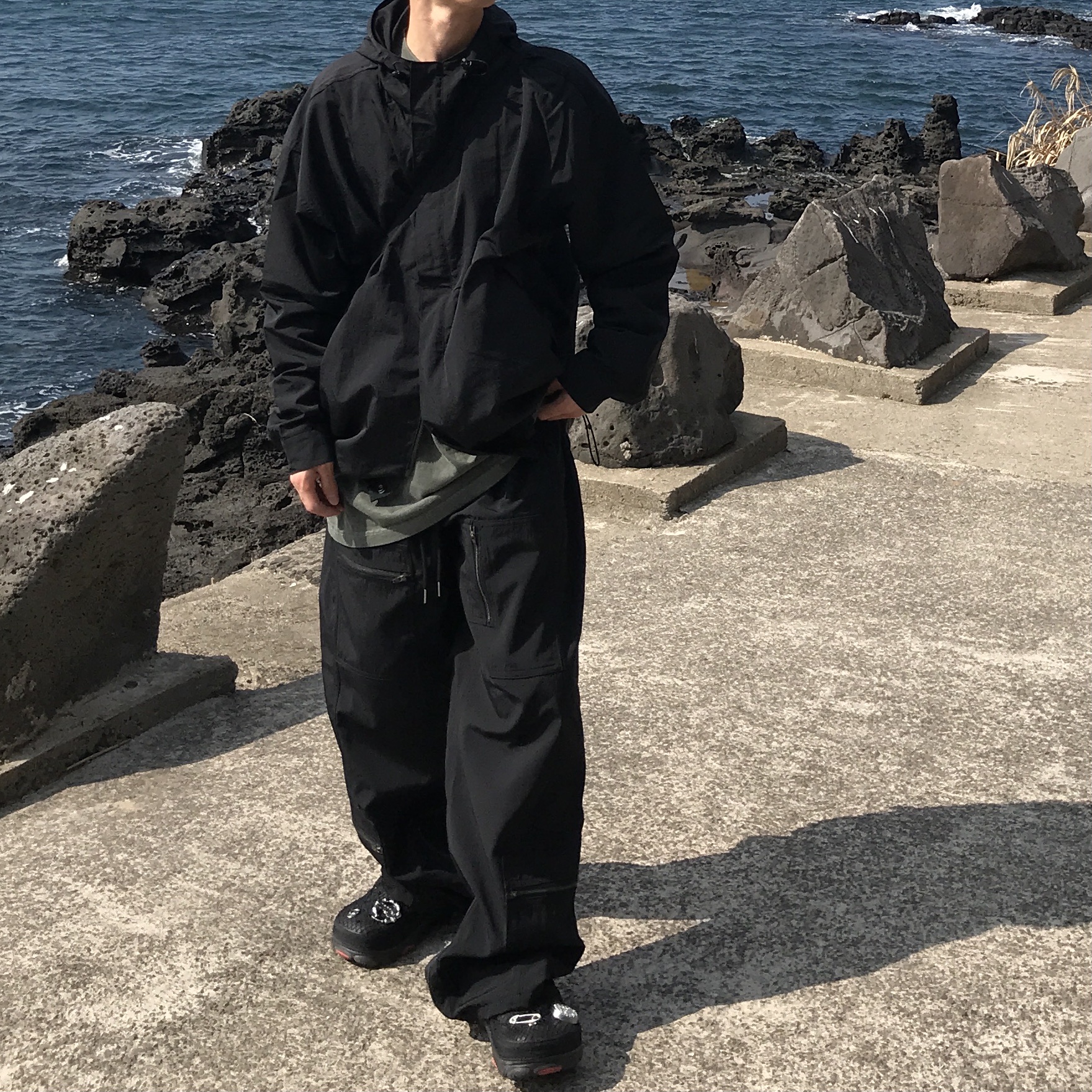 Crocs x Staple Classic All Terrain Clog Black 착용 스타일 - 1