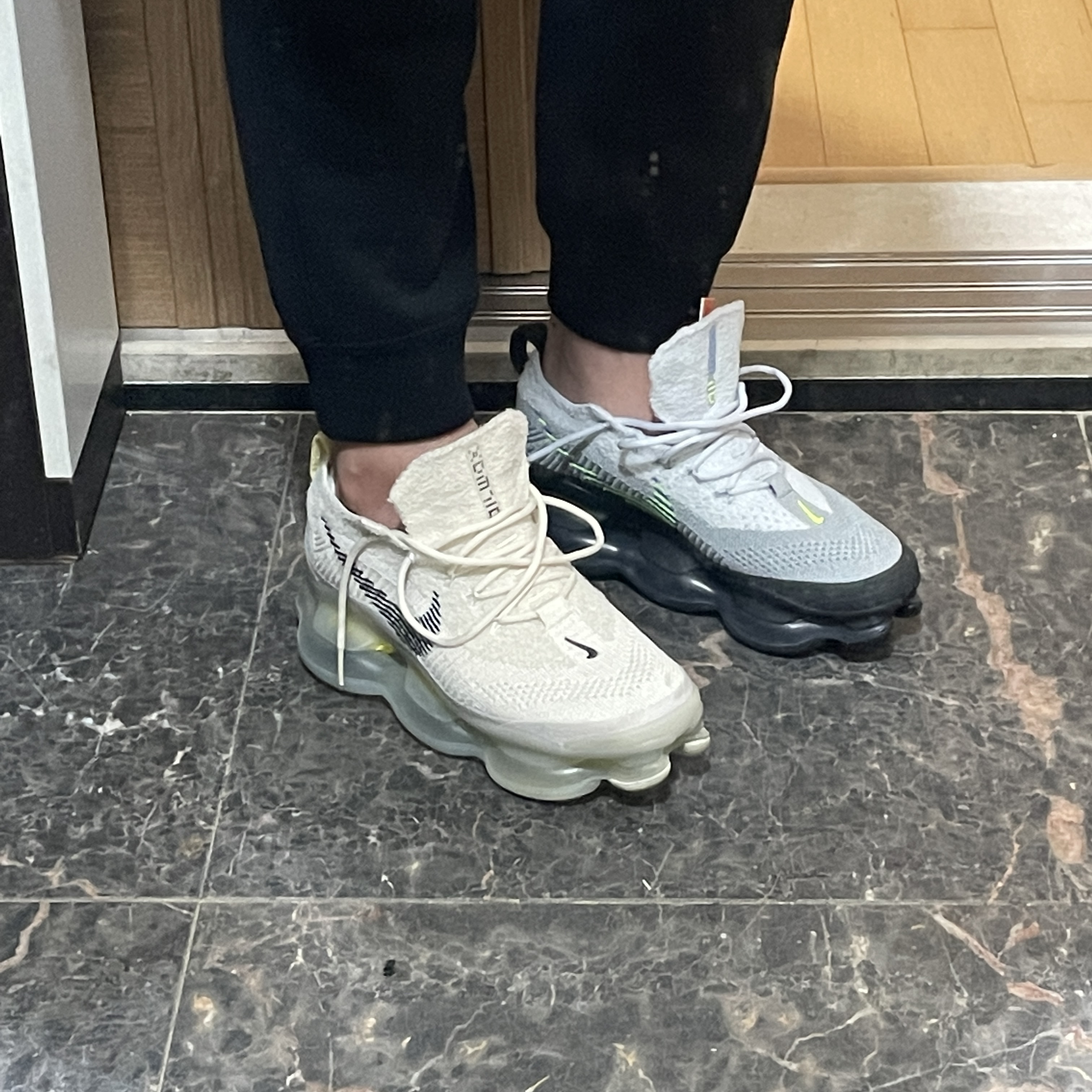 Nike Air Max Scorpion Flyknit Lemon Wash, Nike Air Max Scorpion Flyknit Dark Smoke Grey 착용 스타일 - 2