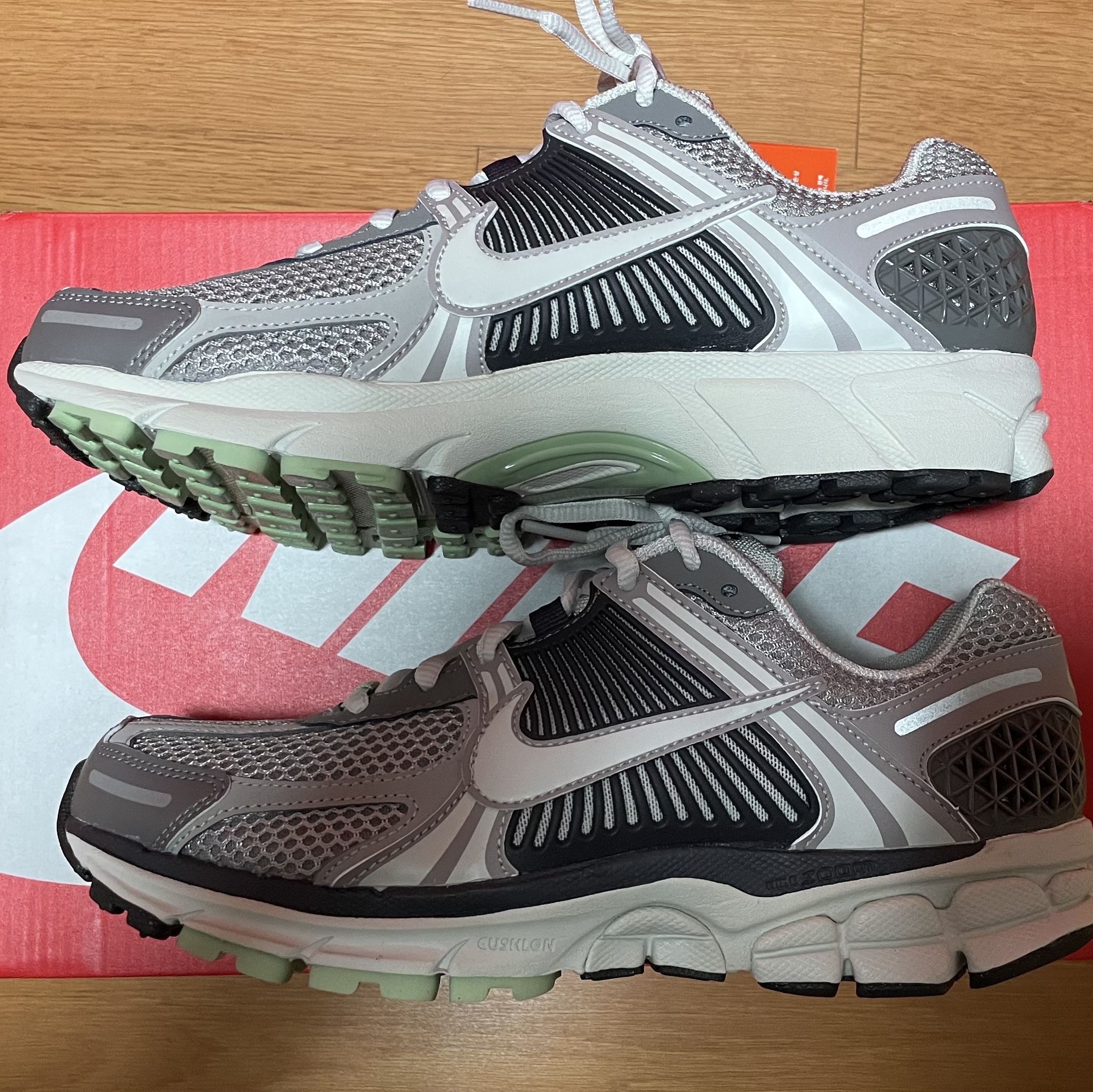 (W) Nike Zoom Vomero 5 Cobblestone and Flat Pewter 착용 스타일 - 2