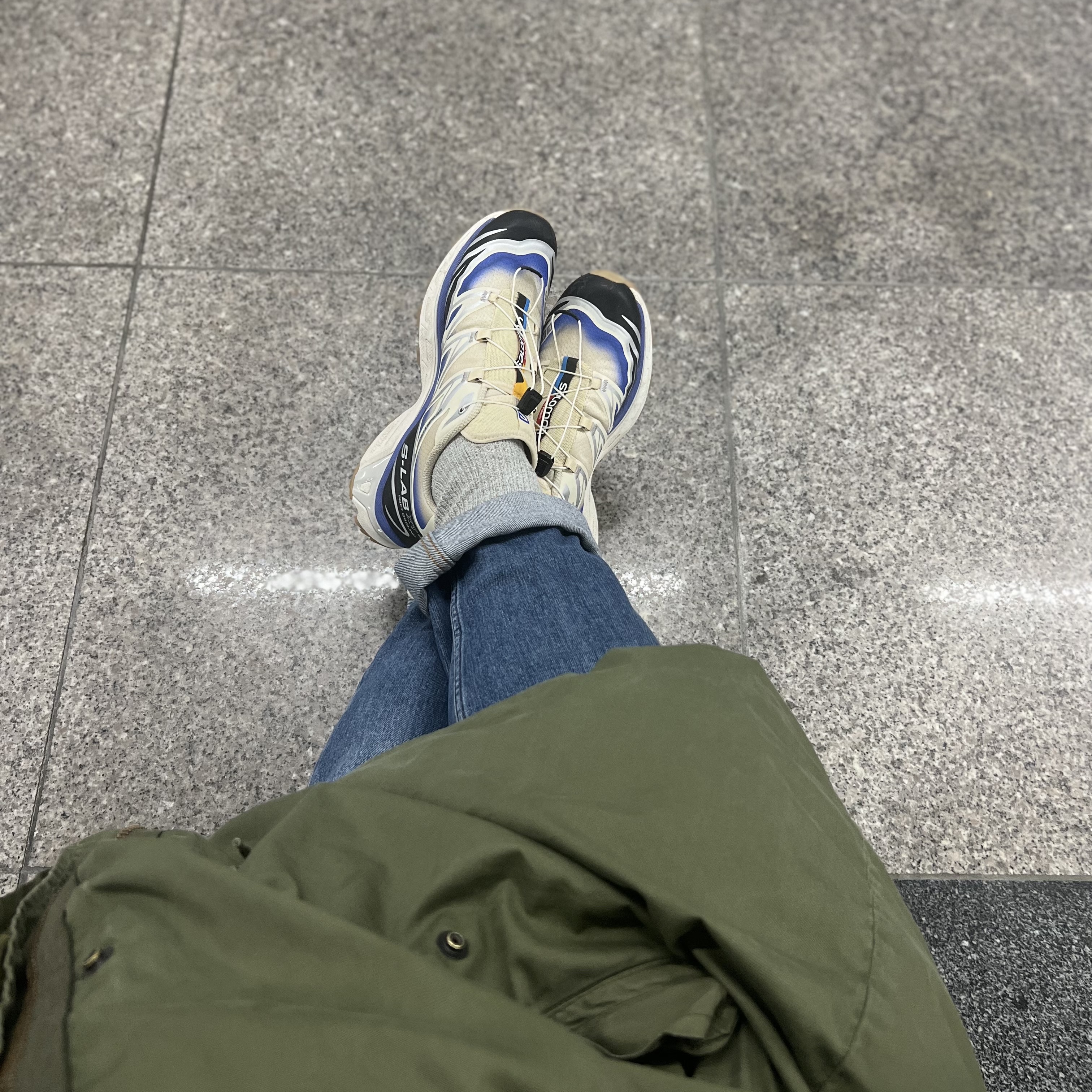Salomon XT-6 Skyline Bleached Sand Dazzling Blue 착용 스타일