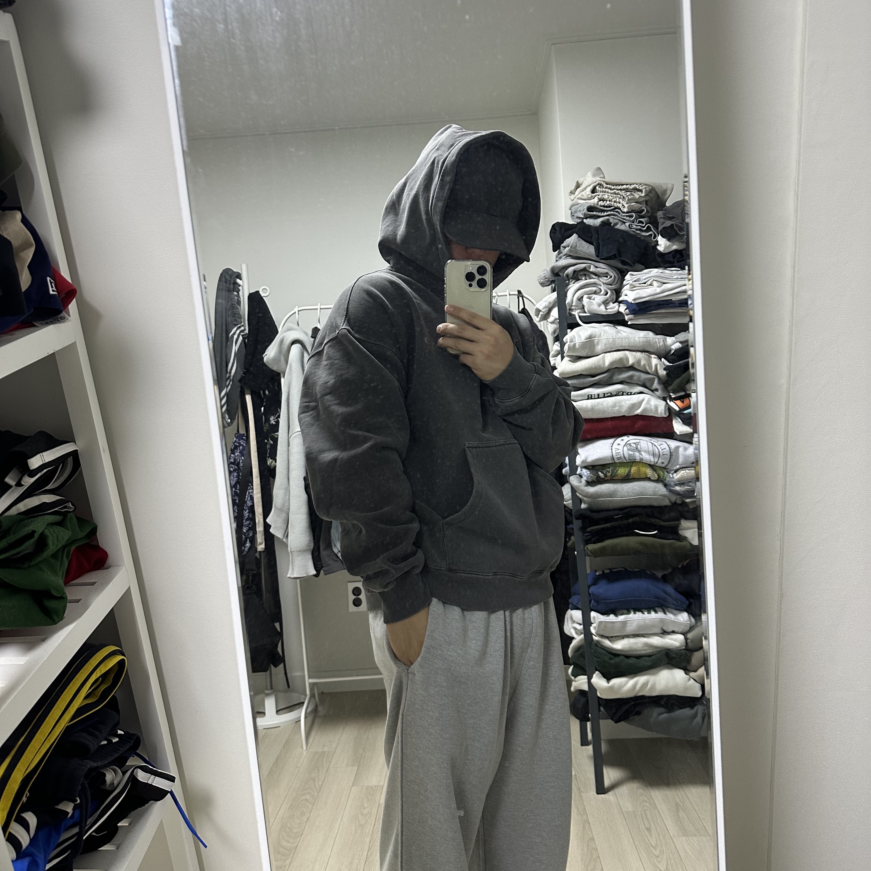 IAB Studio Pigment Hoodie Black 착용 스타일 - 1