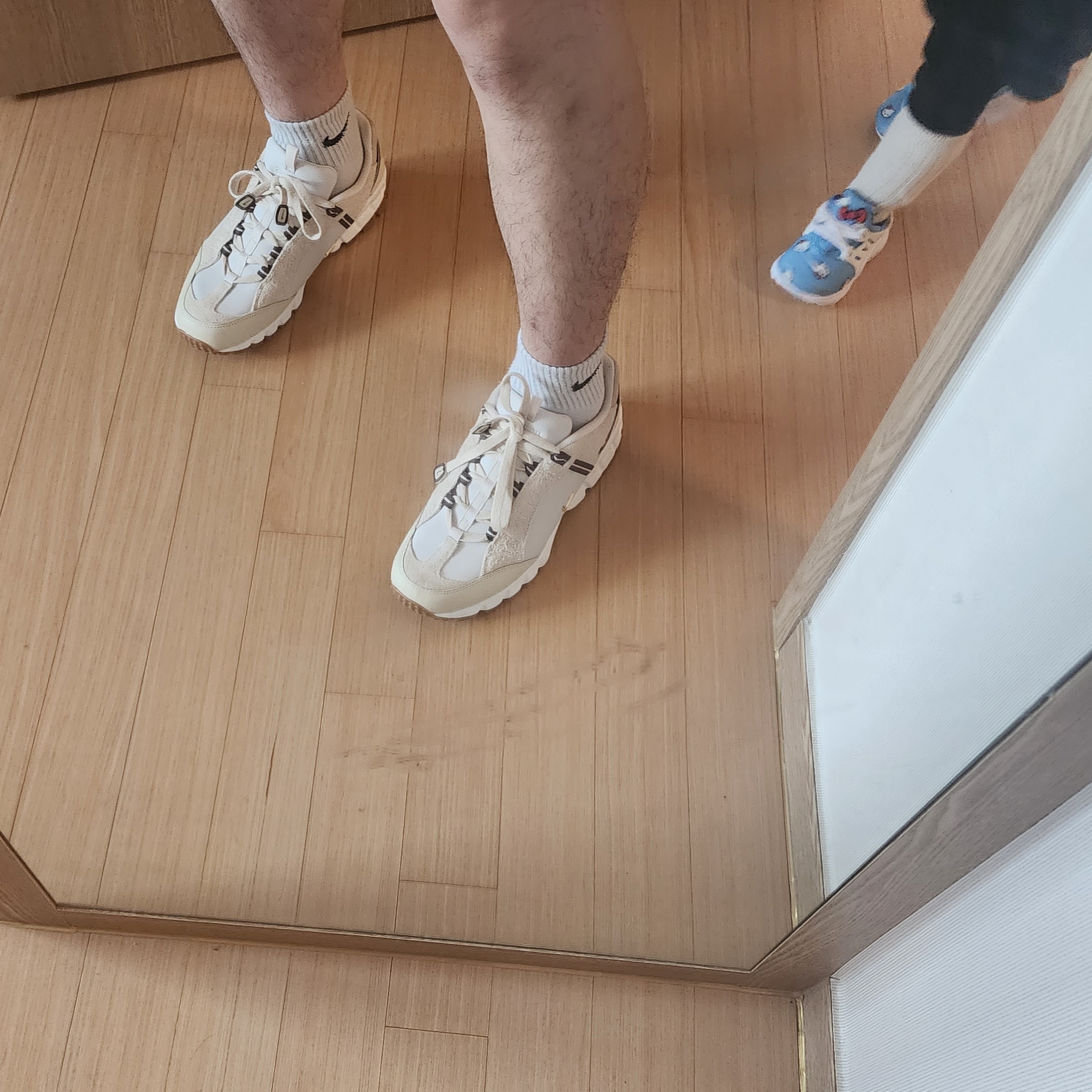Nike x Jacquemus Air Humara LX Light Bone and Gold, (TD) Nike x Hello Kitty Air Presto University Blue 착용 스타일 - 2