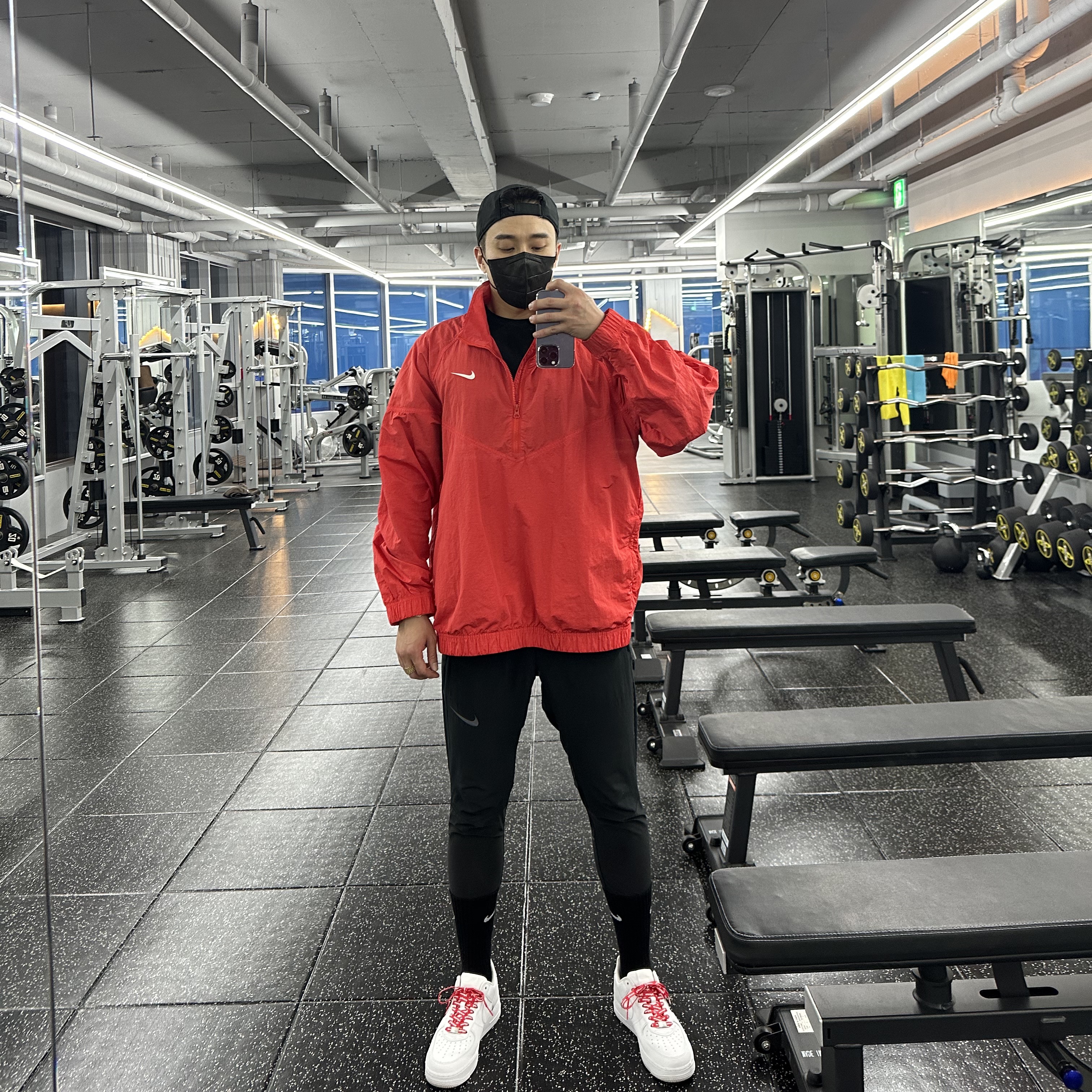 Nike x Stussy Windrunner Jacket Habanero Red, Nike x Supreme Air Force 1 Low White 착용 스타일