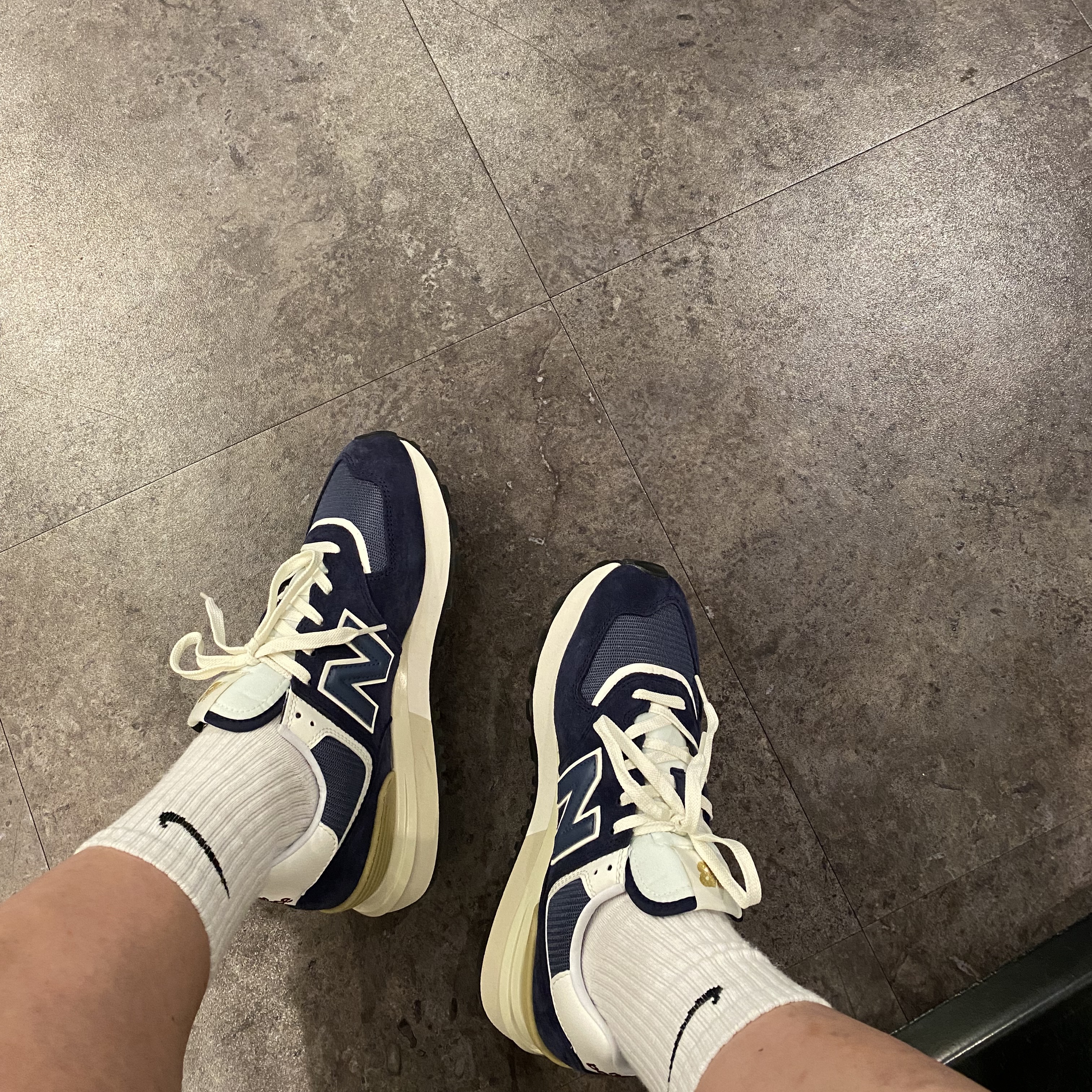 New Balance 574 Legacy Navy 착용 스타일