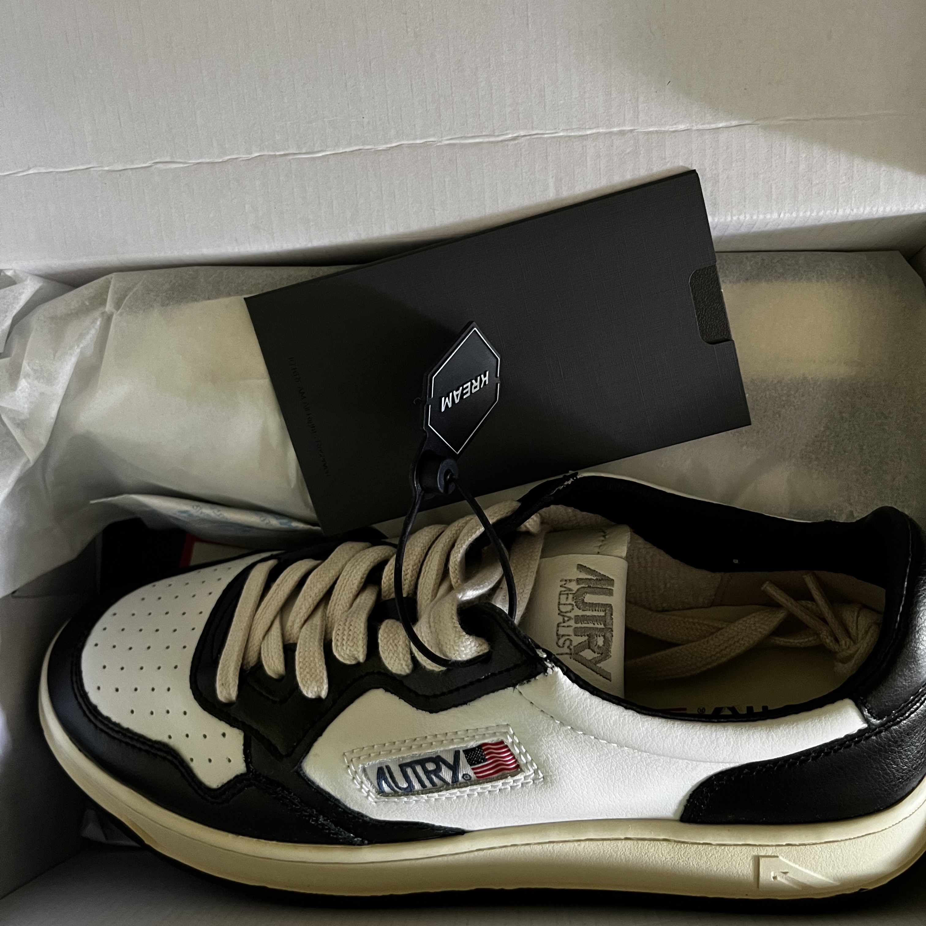 Autry Medalist Low Leather Sneakers Black White 착용 스타일