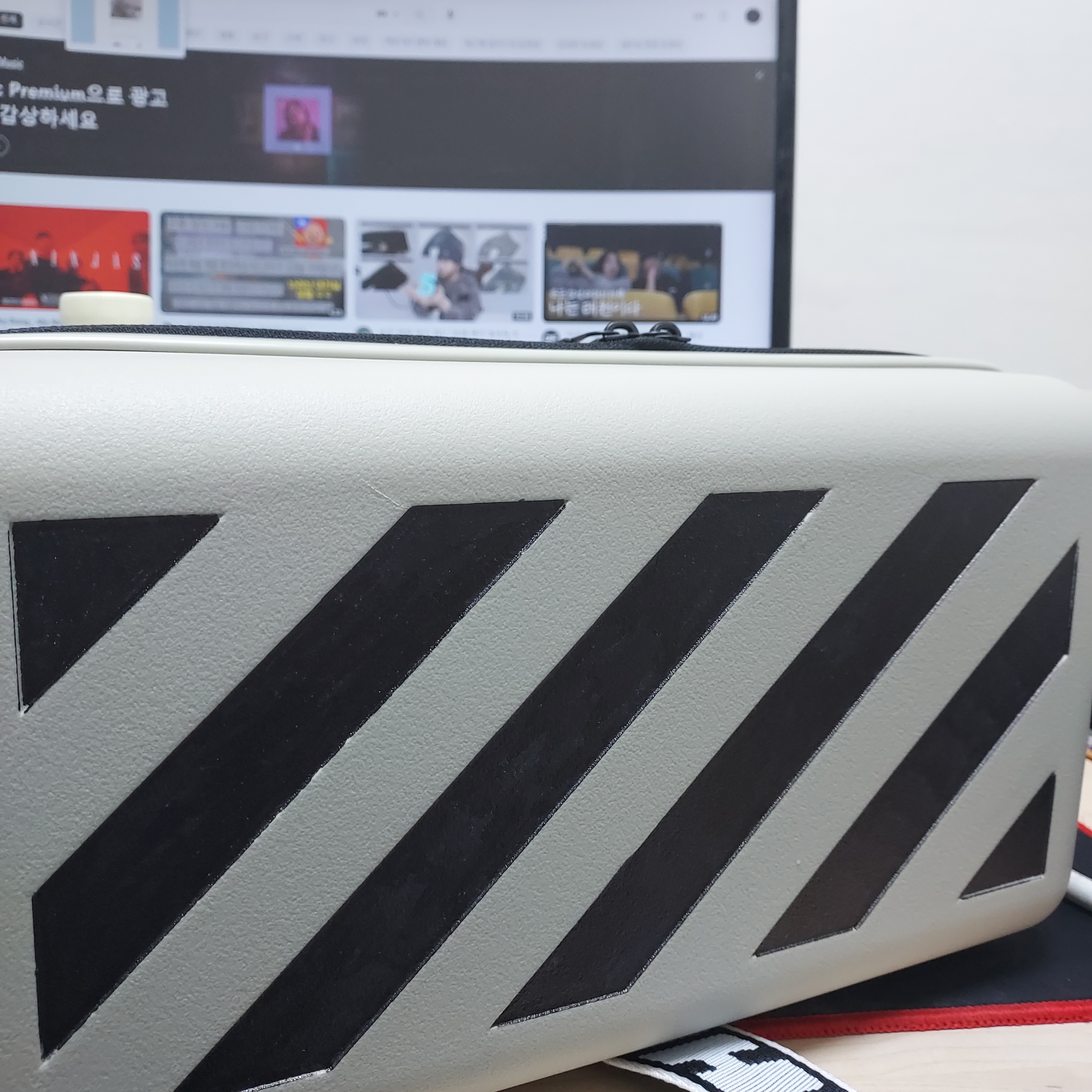 Off-White x Amore Pacific Protection Box (Without Cosmetics) 착용 스타일 - 1
