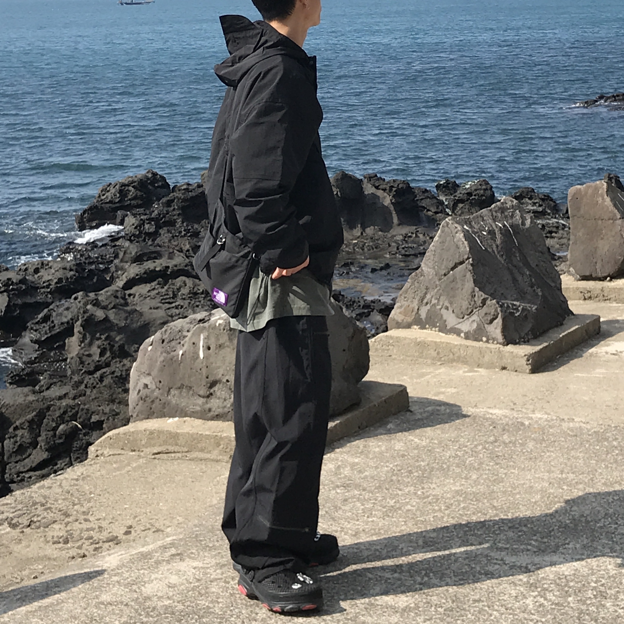 Crocs x Staple Classic All Terrain Clog Black 착용 스타일 - 2