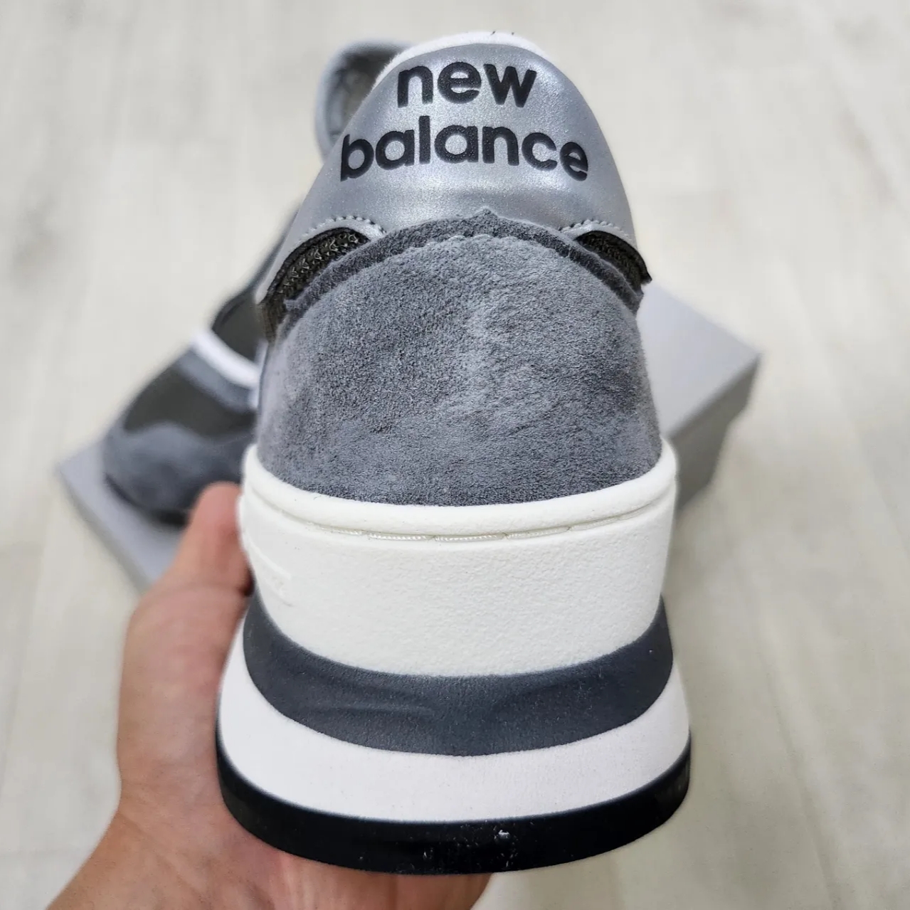New Balance 990v1 Made in USA Grey White 착용 스타일 - 3