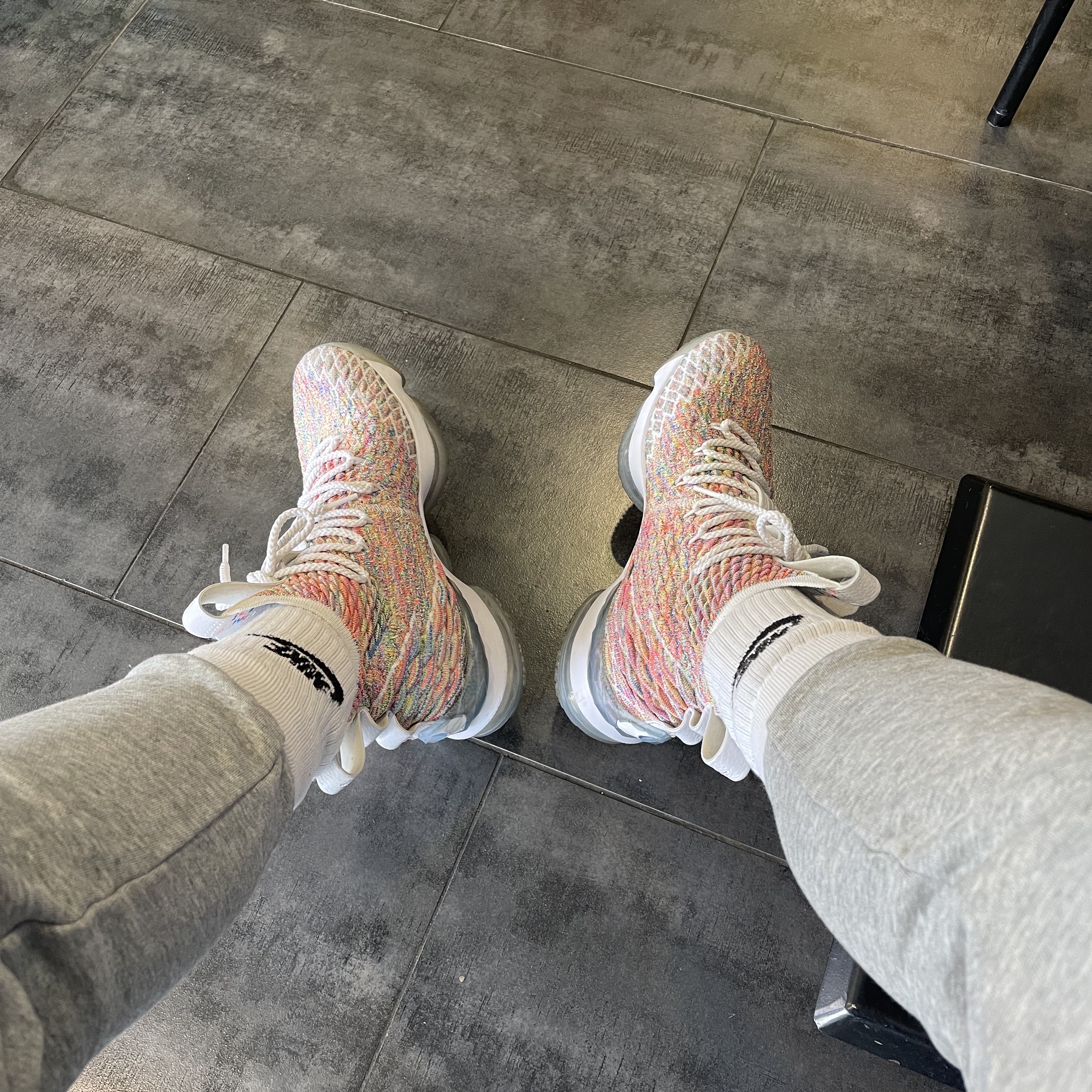 Nike LeBron 15 Fruity Pebbles 착용 스타일 - 2