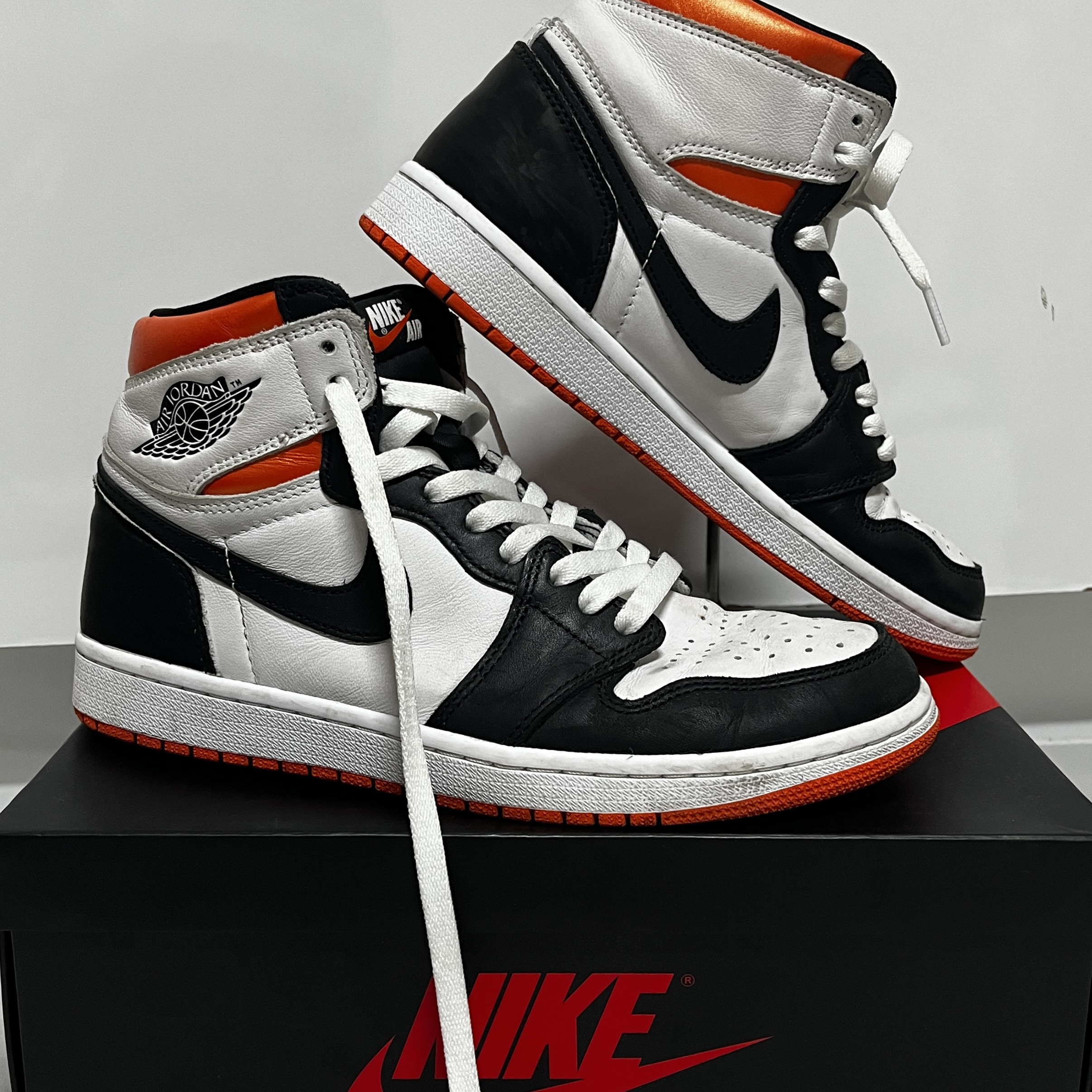 Jordan 1 Retro High OG Electro Orange 착용 스타일