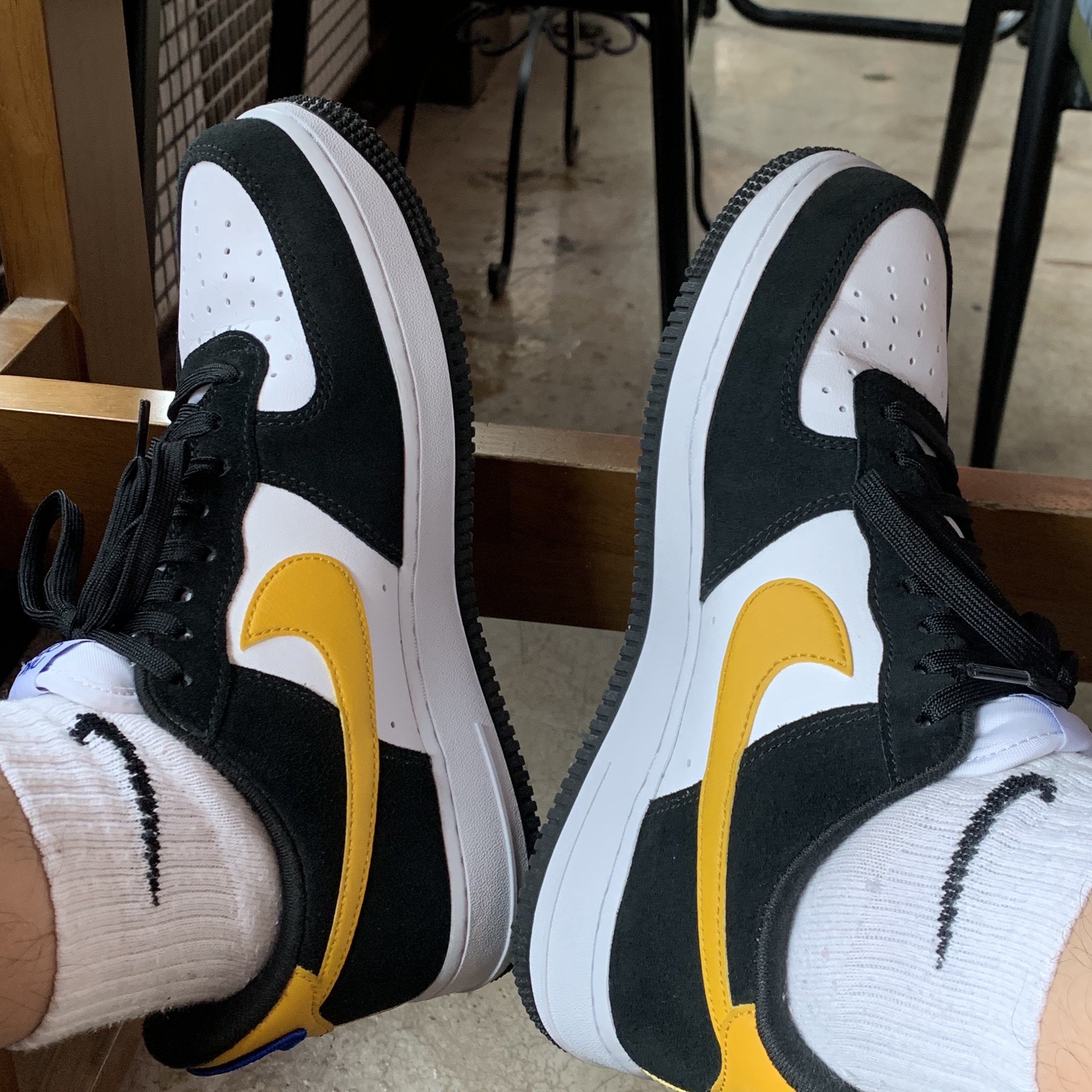 Nike Air Force 1 '07 LV8 Athletic Club Black Dark Sulfur 착용 스타일 - 2