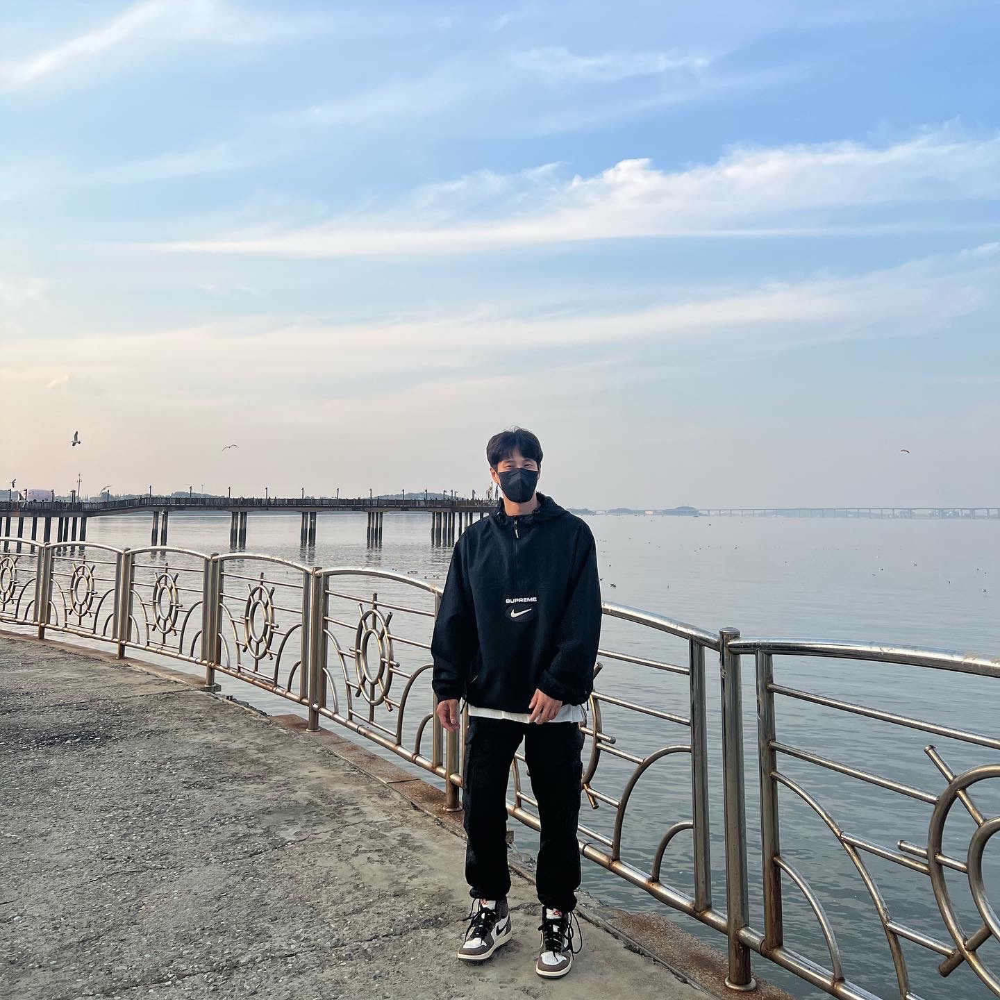 Jordan 1 x Travis Scott Retro High OG SP Mocha, Supreme x Nike Jewel Reversible Ripstop Anorak Black - 20FW 착용 스타일 - 1