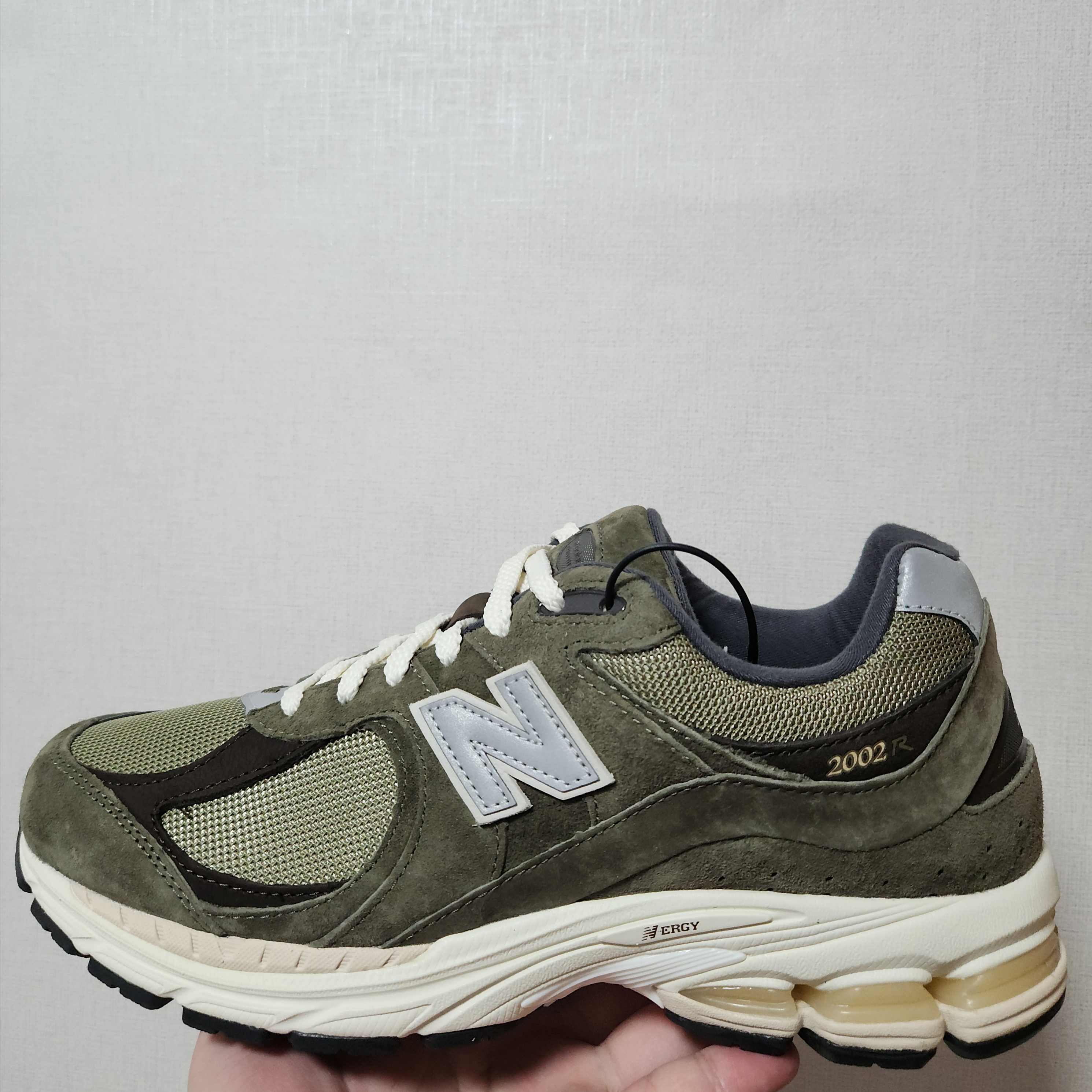 New Balance 2002R Special Vintage Khaki, New Balance 2002R Brown Cream 착용 스타일 - 1