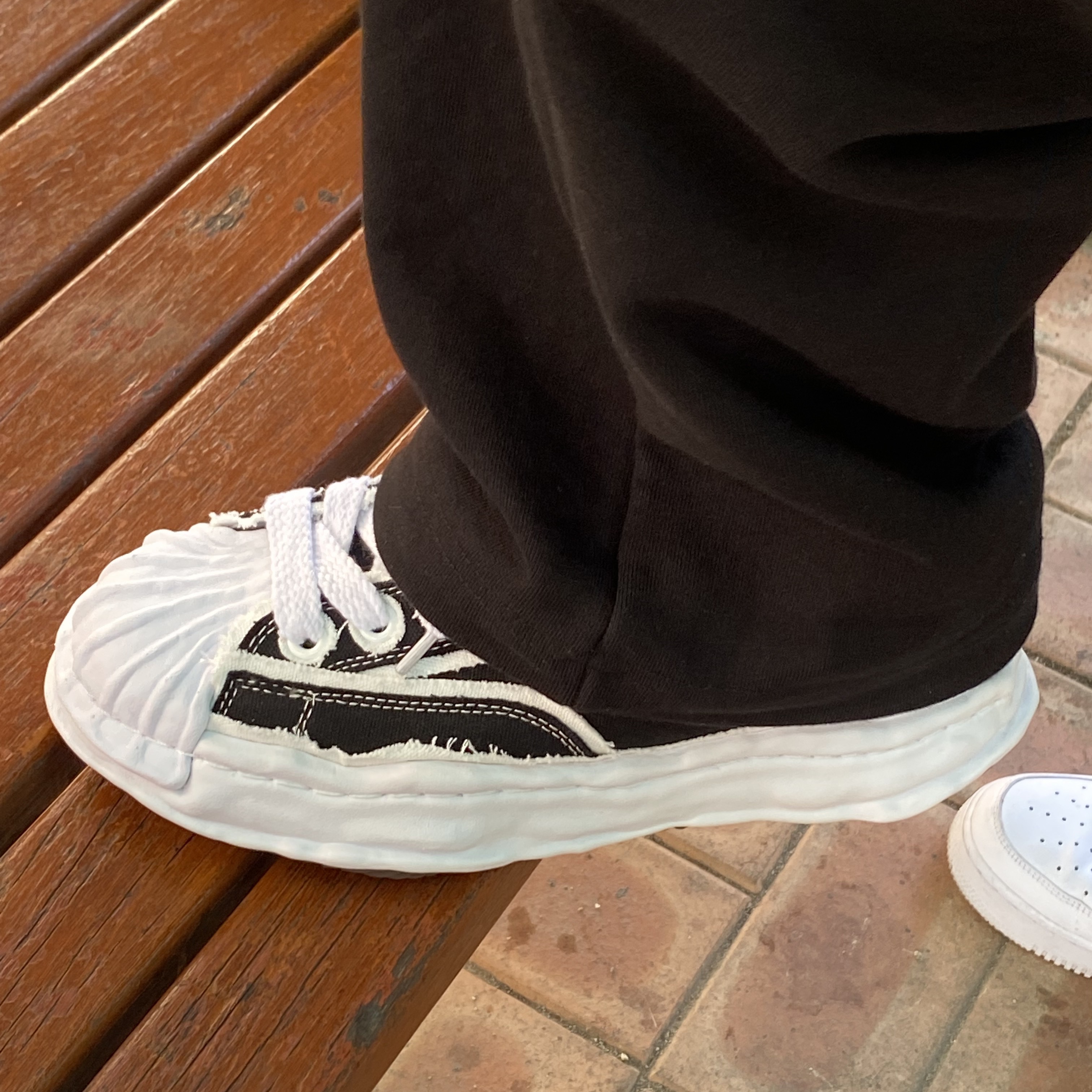 Maison Mihara Yasuhiro Blakey OG Sole OH Canvas Low-top Sneakers Black 착용 스타일 - 5
