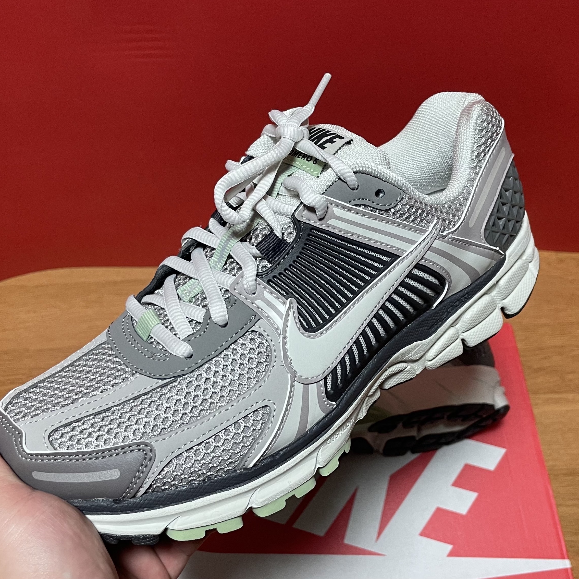 (W) Nike Zoom Vomero 5 Cobblestone and Flat Pewter 착용 스타일 - 1