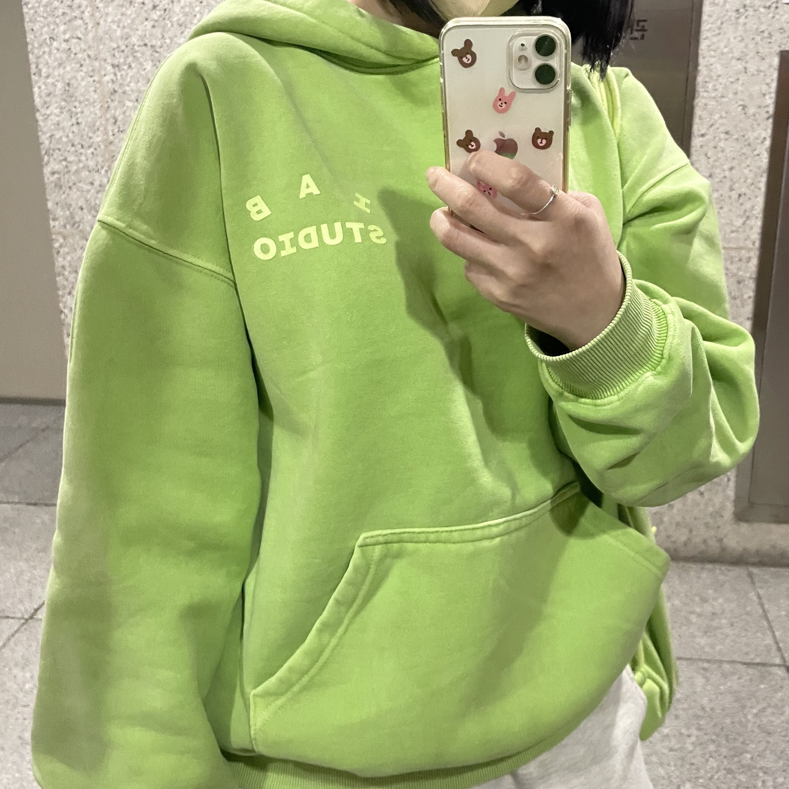 IAB Studio Pigment Hoodie & Sack Apple Green 착용 스타일