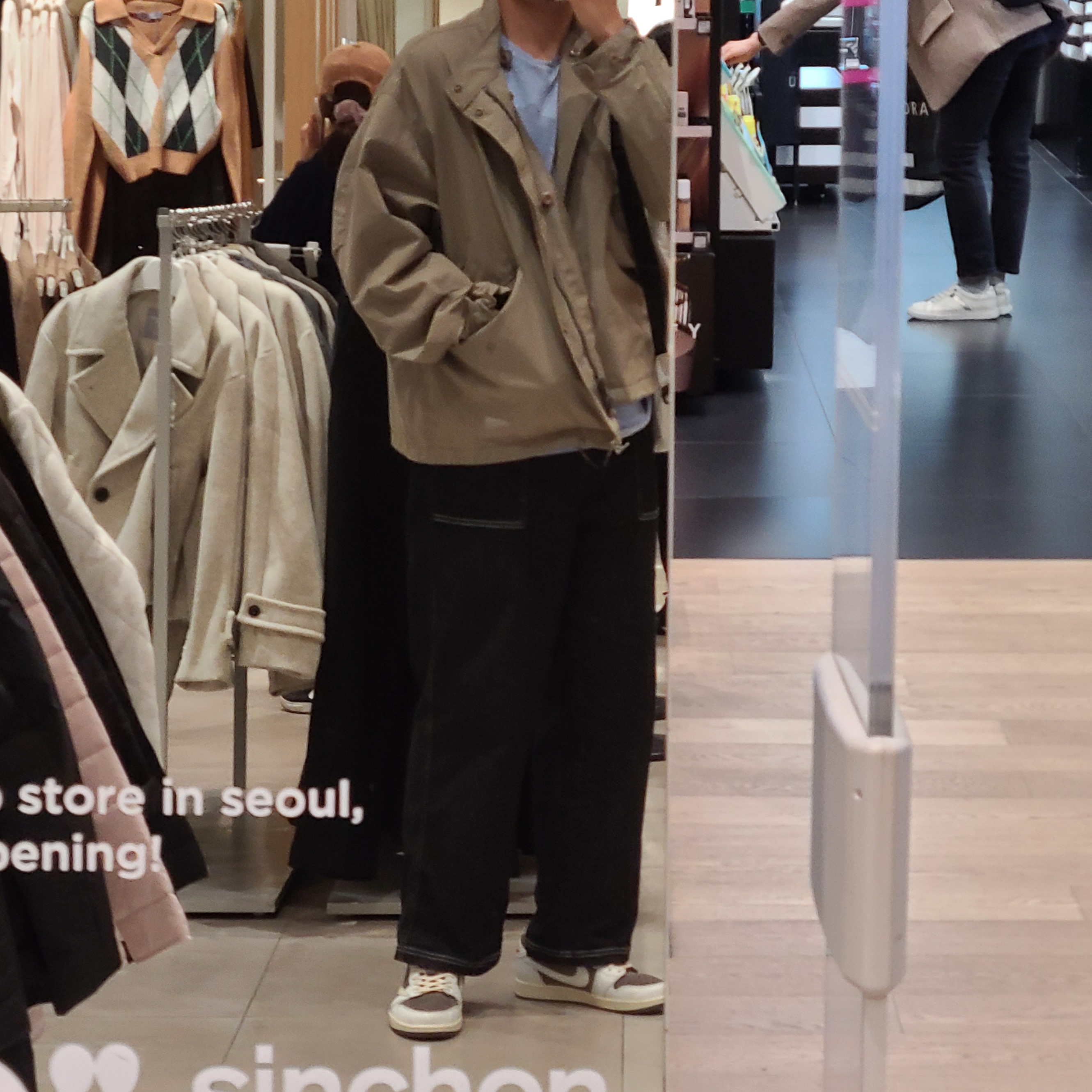 Jordan 1 x Travis Scott Retro Low OG SP Sail and Ridgerock 착용 스타일