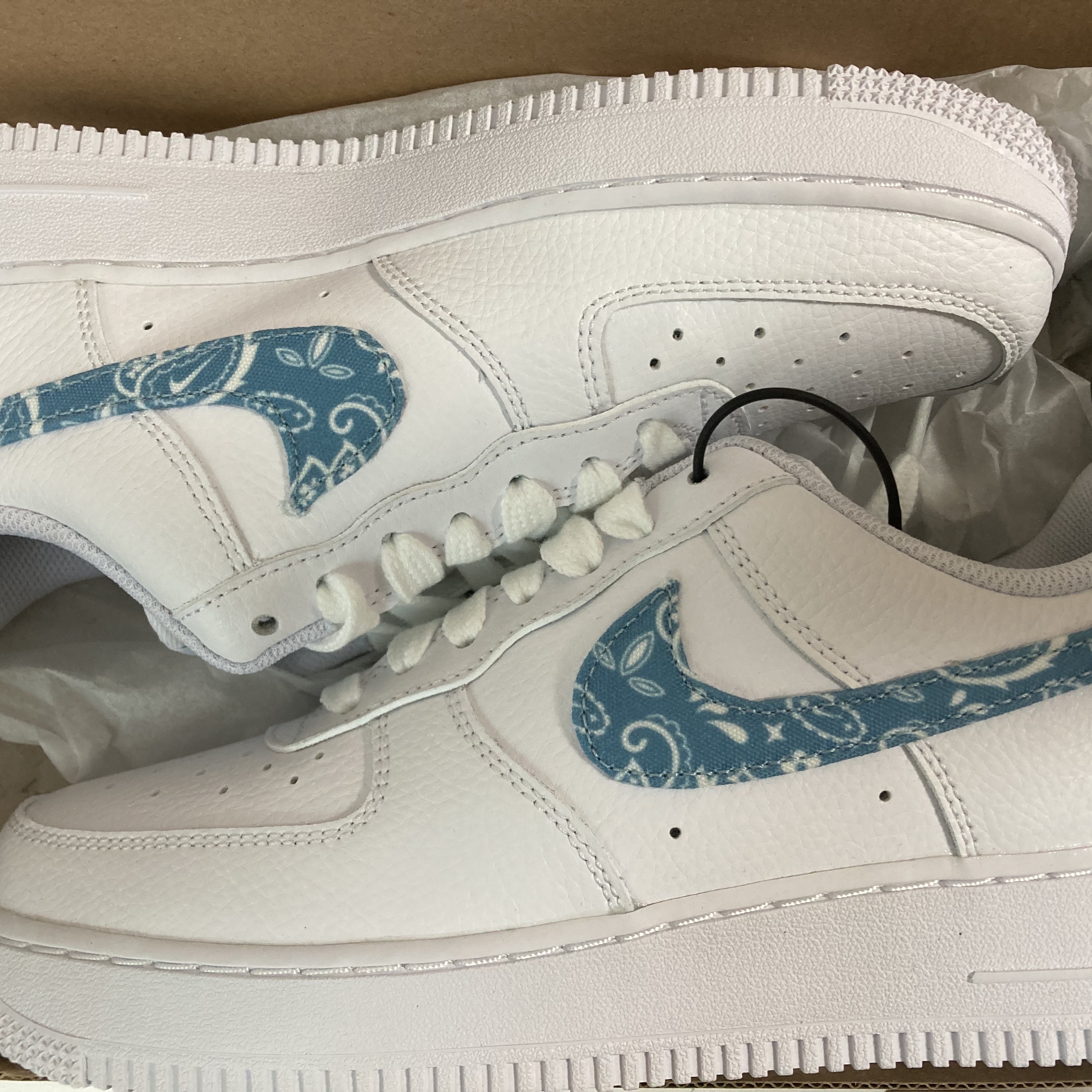 (W) Nike Air Force 1 '07 Essential Paisley Swoosh White Worn Blue 착용 스타일 - 1