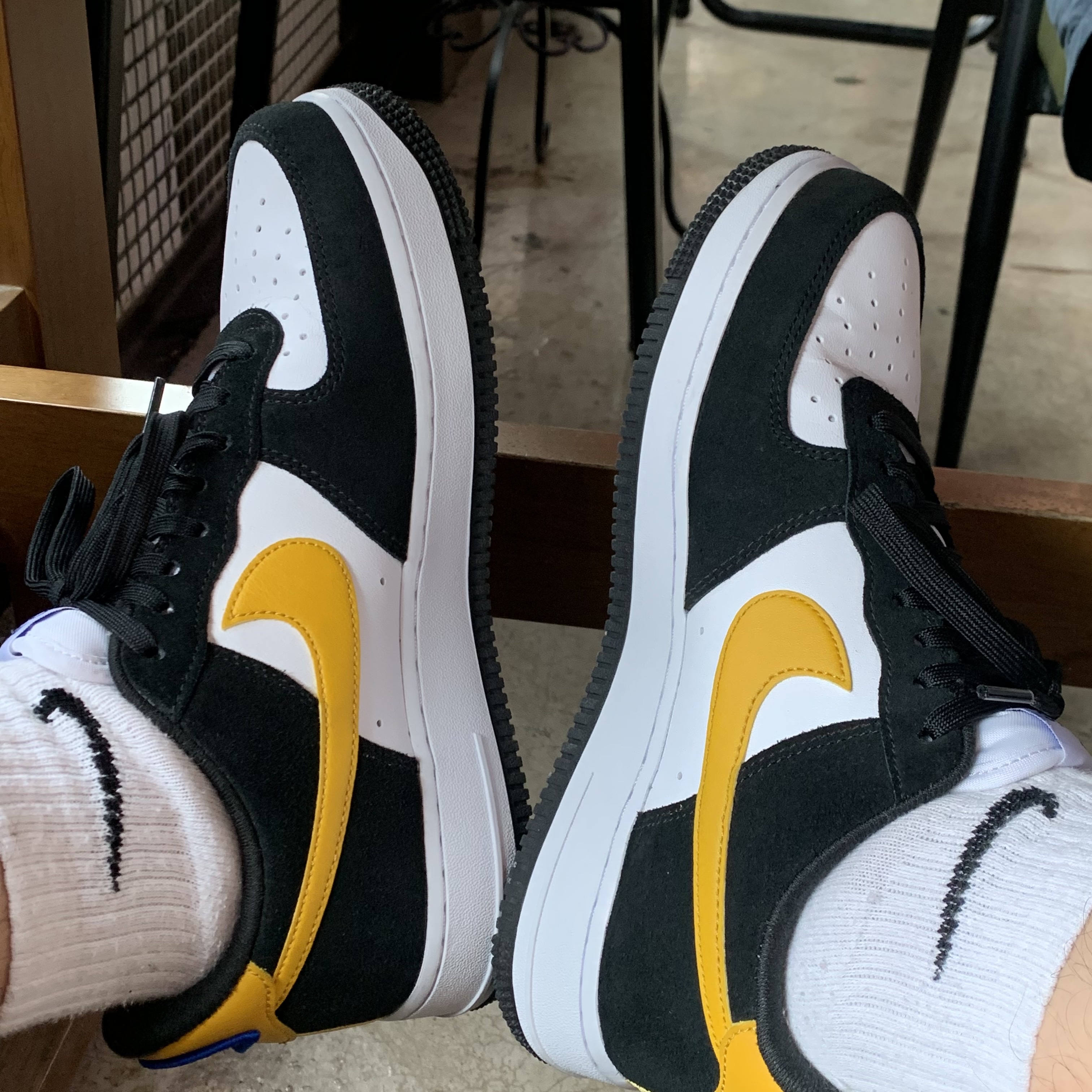 Nike Air Force 1 '07 LV8 Athletic Club Black Dark Sulfur 착용 스타일 - 1