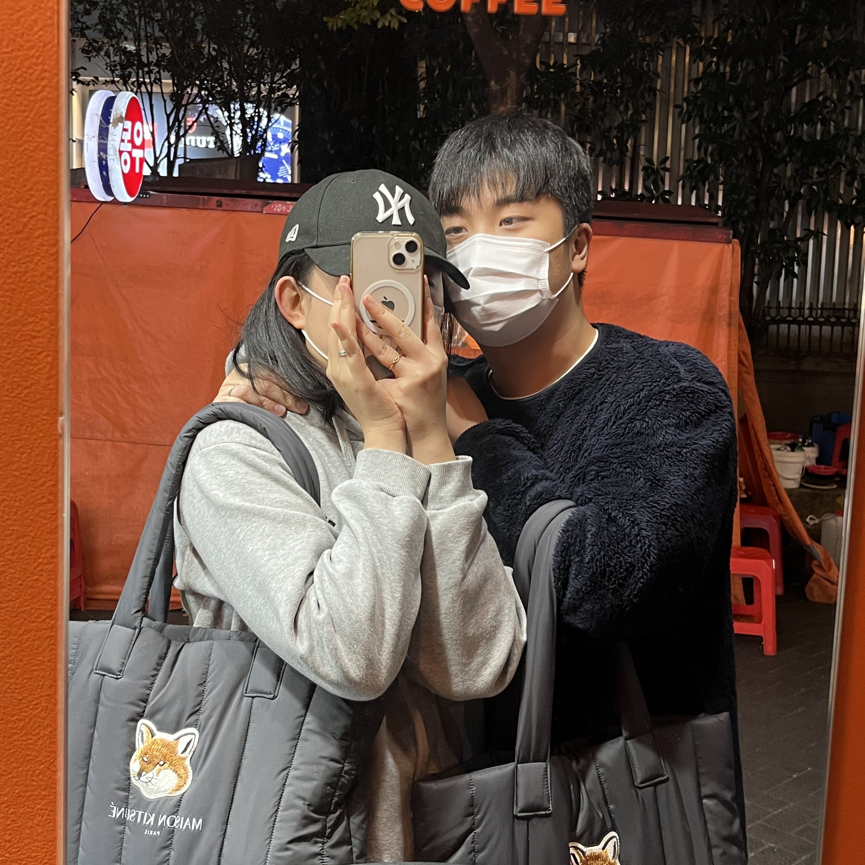 Maison Kitsune x Laneige Padded Bag Navy 착용 스타일 - 2