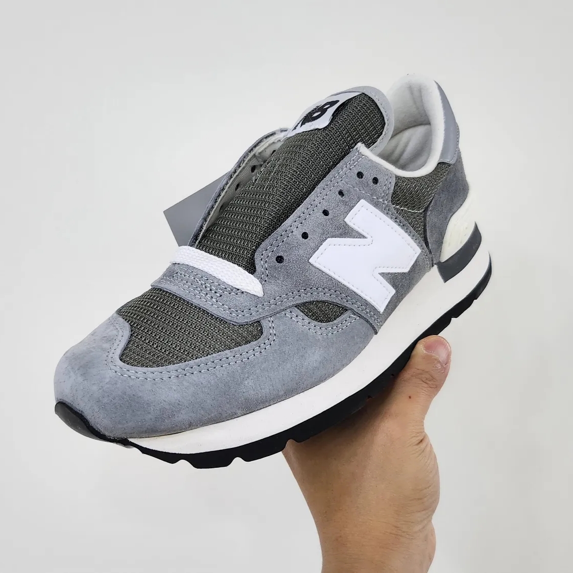 New Balance 990v1 Made in USA Grey White 착용 스타일 - 1