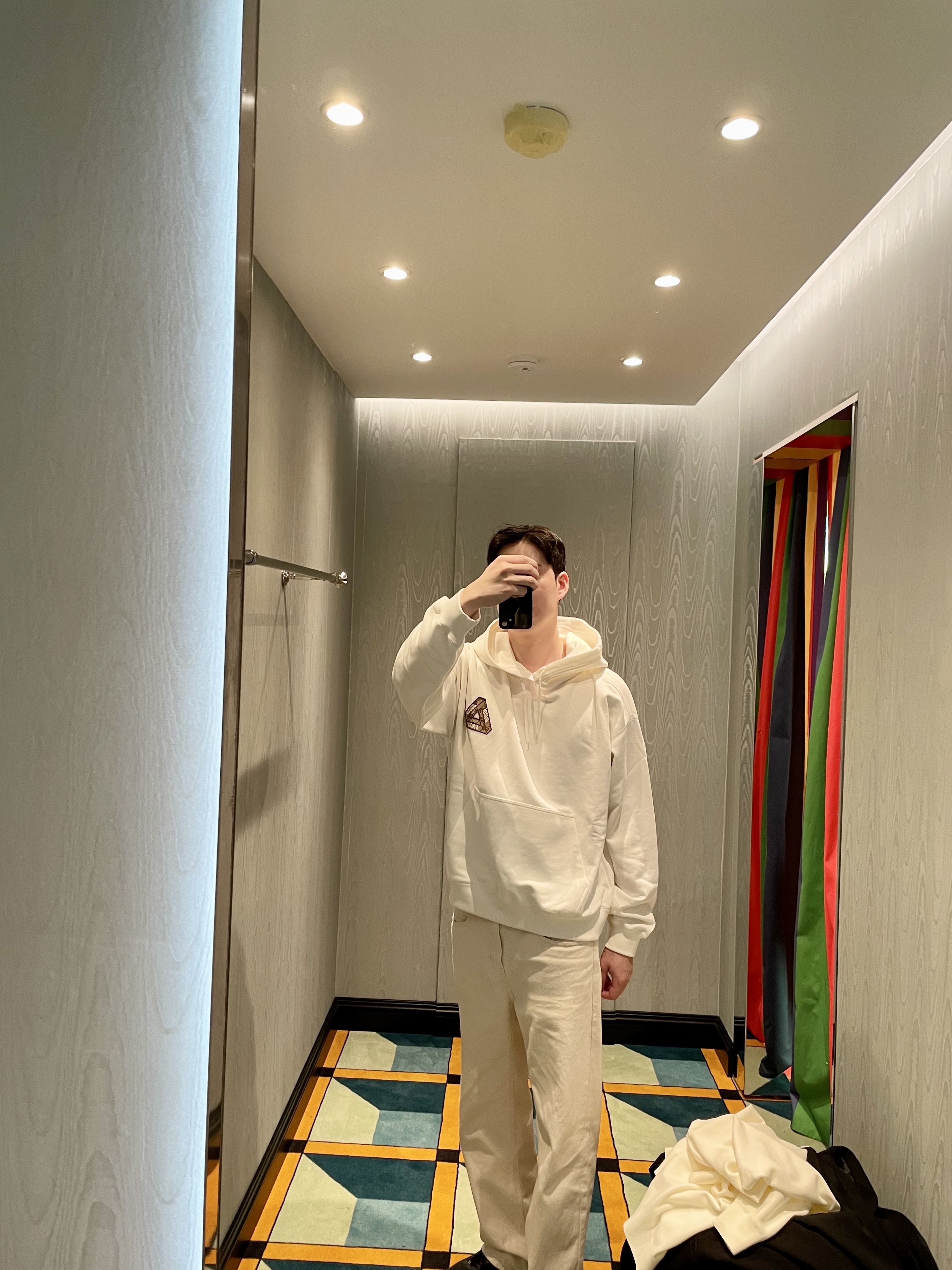 Palace x Gucci Hoodie with Tri-Ferg GG Patch Ivory - 22FW 착용 스타일 - 3