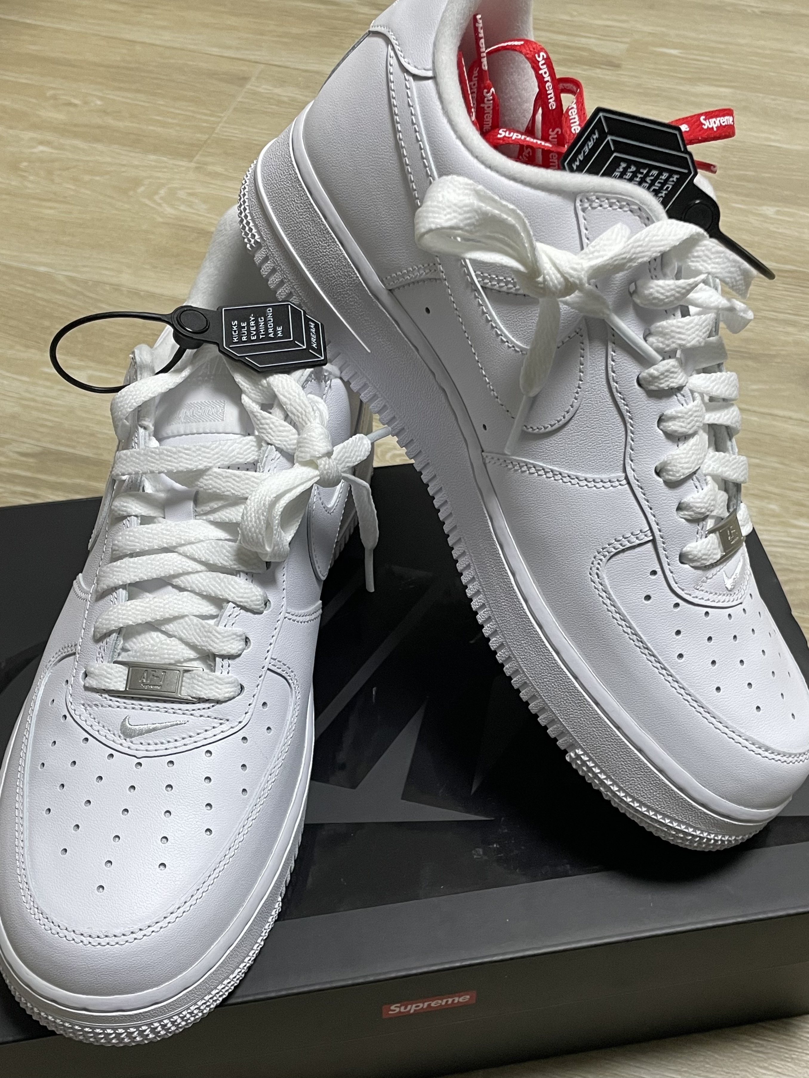 Nike x Supreme Air Force 1 Low White 착용 스타일 - 2