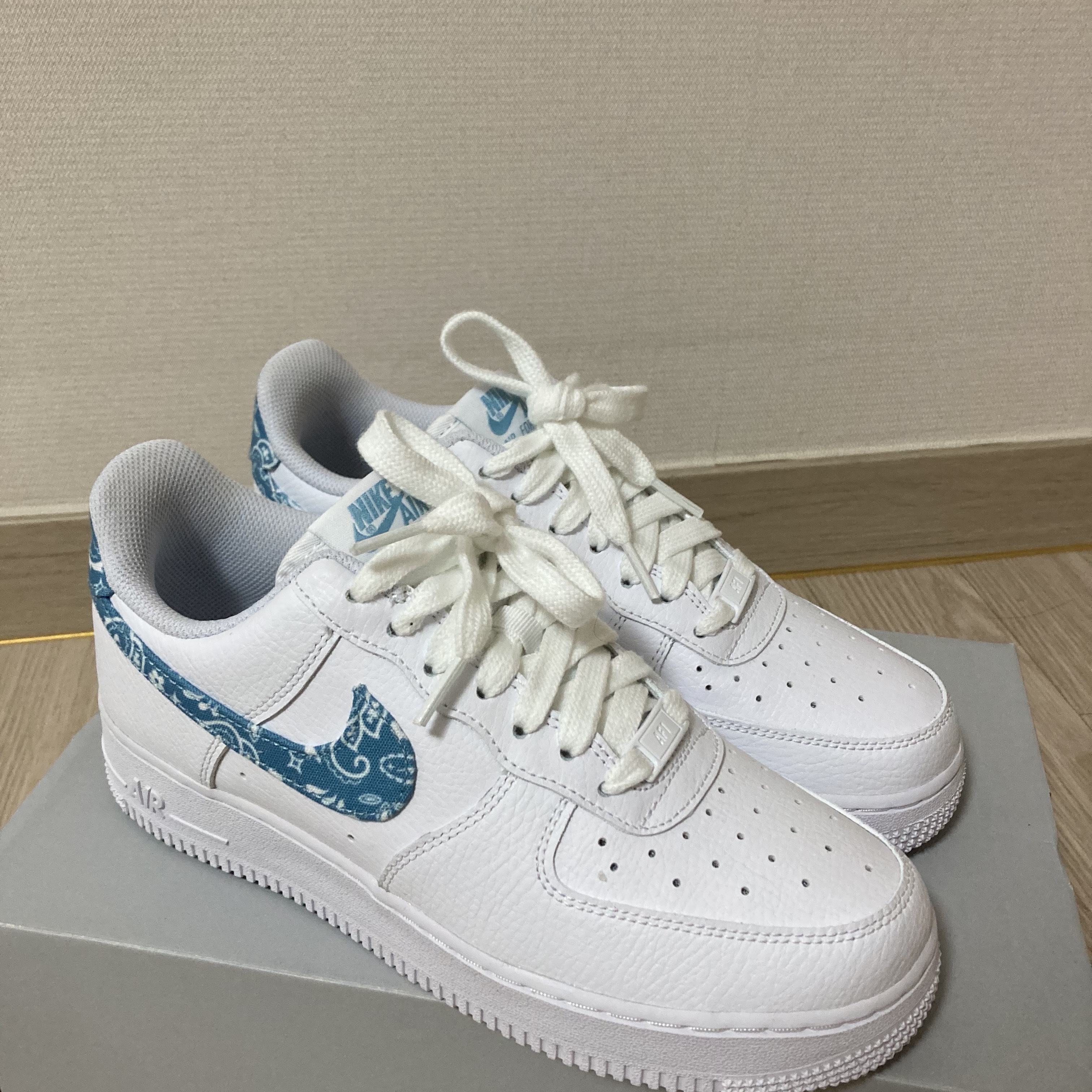 (W) Nike Air Force 1 '07 Essential Paisley Swoosh White Worn Blue 착용 스타일 - 2