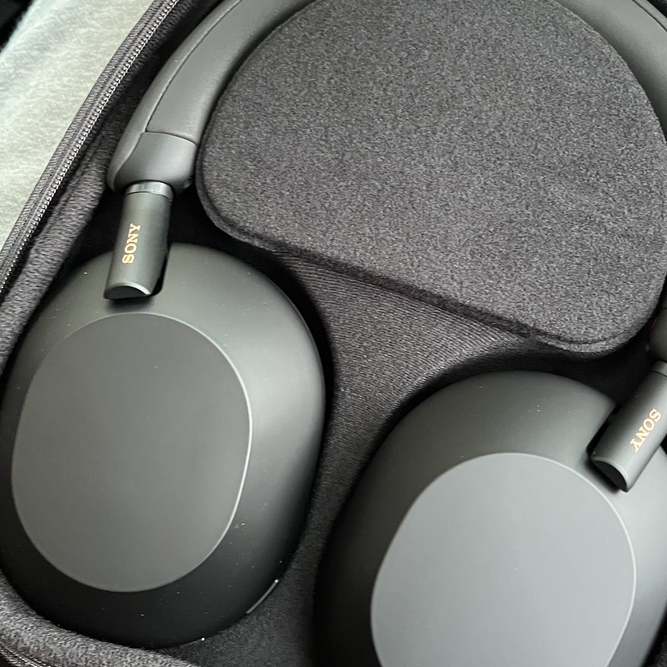 Sony WH-1000XM5 Black (Korean Ver.) 착용 스타일
