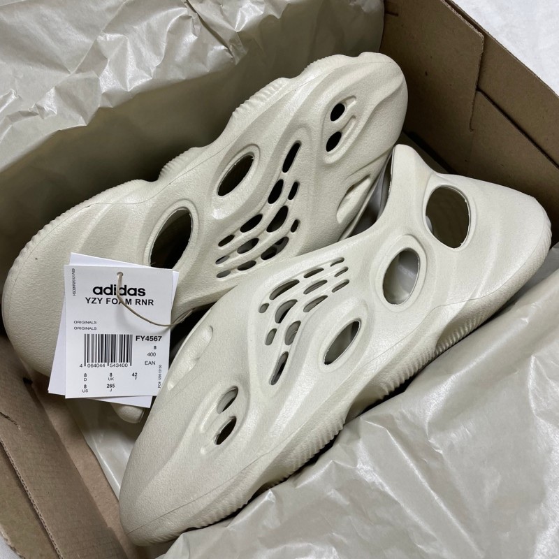 Adidas Yeezy Foam RNNR Sand 착용 스타일